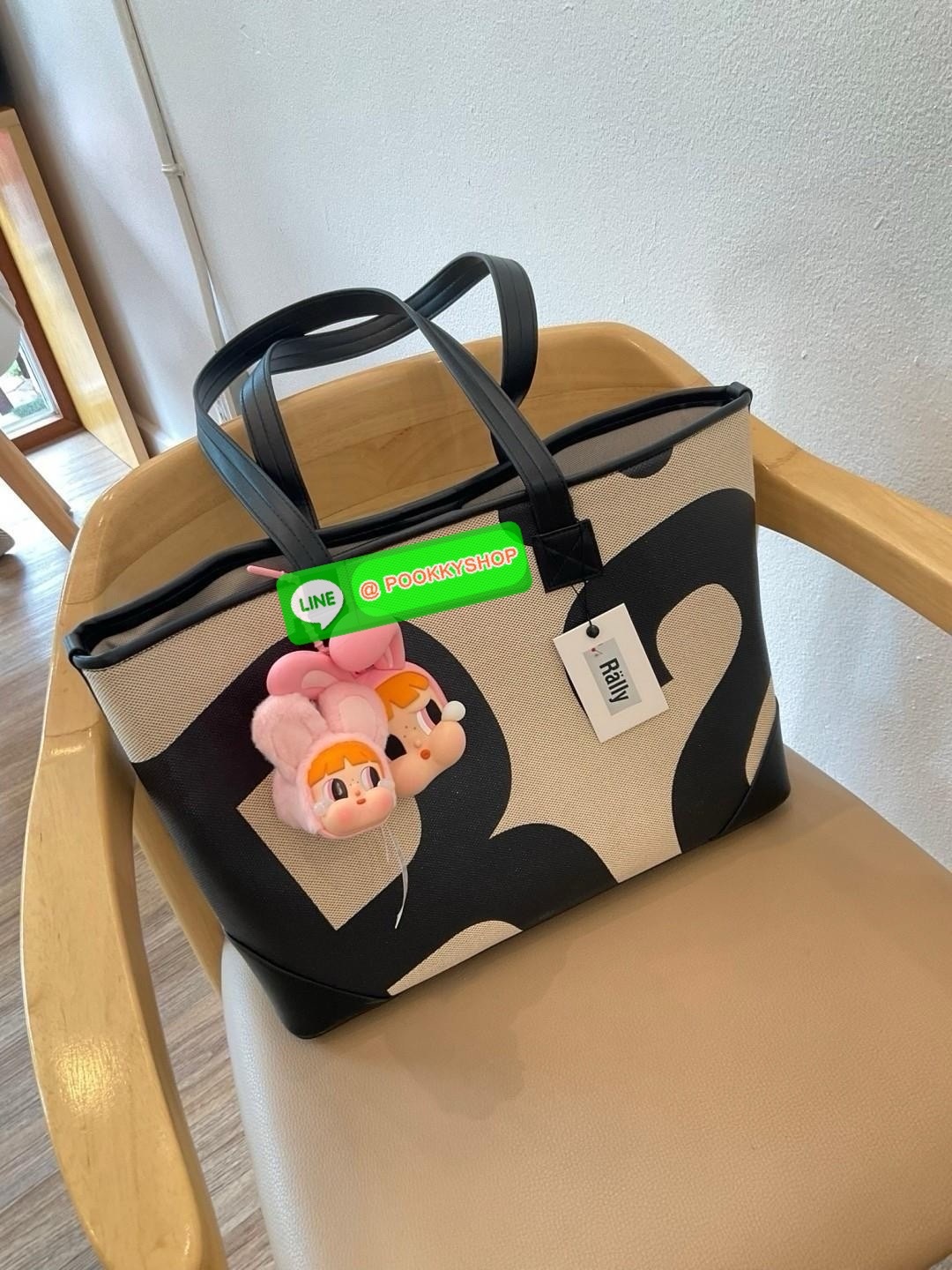 พร้อมส่งแล้ววันนี้!! RALLY TOTE BAG หายากที่สุดในตอนนี้!! ตัวกระเป๋าทำจาก LIGHTWEIGHT DURABLE CANVAS มีน้ำหนักเบา และในส่วนของฐนกระเป๋าและหูกระเป๋าทำจากหนังวีแกน ซึ่งมีความแข็งแรง ทนทาน แถมยังรองรับน้ำหนักได้ดี โดยภายในกระเป๋าจะมีช่องใส่ของขนาดเล็กสำหรับจ