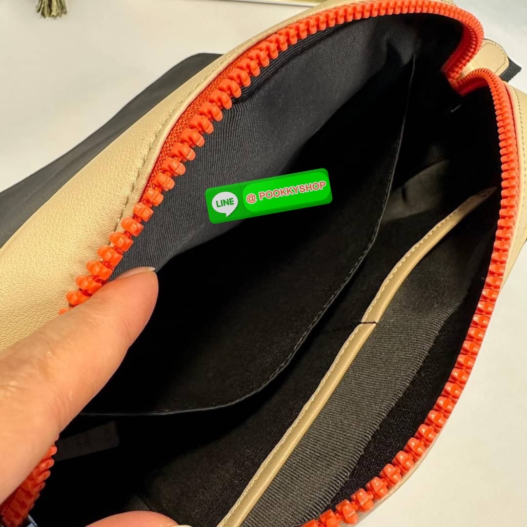 กระเป๋า COACH TRACK CROSSBODY IN COLORBLOCK SIGNATURE CANVAS (COACH C2725) กระเป๋าสะพายใบใหญ่ Unisex ที่เท่ได้ทั้งชายและหญิง วัสดุหนังแท้ หนังนิ่ม สัมผัสมือดีมากๆ เก็บดีเทลด้วยหนังแคนวาสคุณภาพ เนียบคมกริบ อยู่ทรงสวย ขนาดกำลังดี ไม่เล็ก ไม่ใหญ่เกินไป ด้านใ