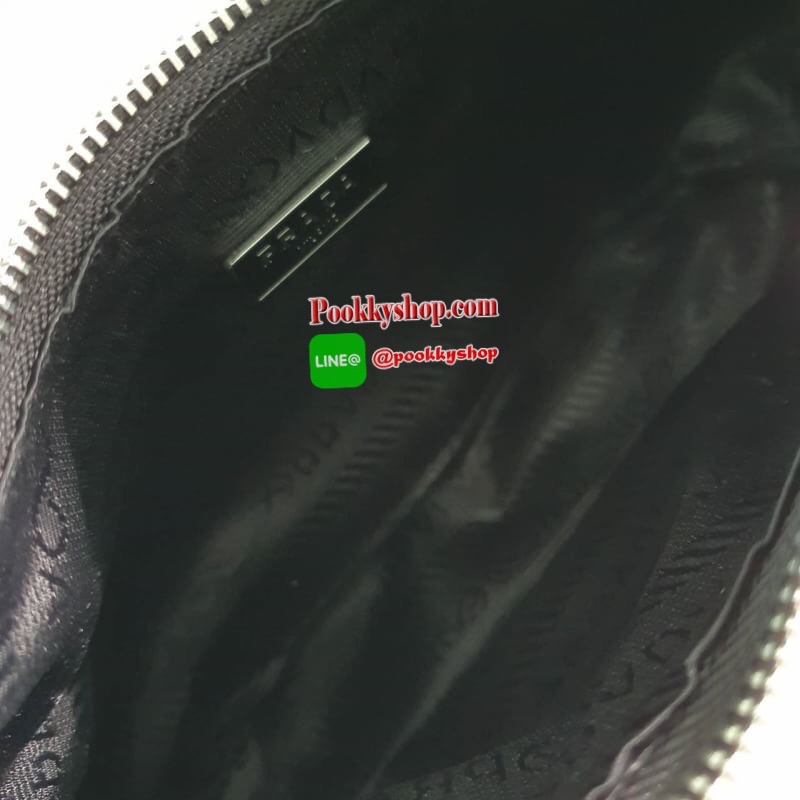 พร้อมส่งรุ่นใหม่ กำลังมาแรงมากค่ะ กับแบรนด์ PRADA ใบเดียวคุ้มมากค่ะ อุปกรณ์ ครบชุด ซื้อ1ได้ถึง3ไอเท็ม ทั้งสายยาว และกระเป๋าใส่เหรียญ และป้ายแท็คหนัง อย่างดี อะไหล่ปั้มแบรนด์แท้ทุกจุด วัสดุทำจากผ้า Nylon อย่างดี กันน้ำได้ อยู่ทรงสวย สามารถใส่กระเป๋าตังค์ใบ