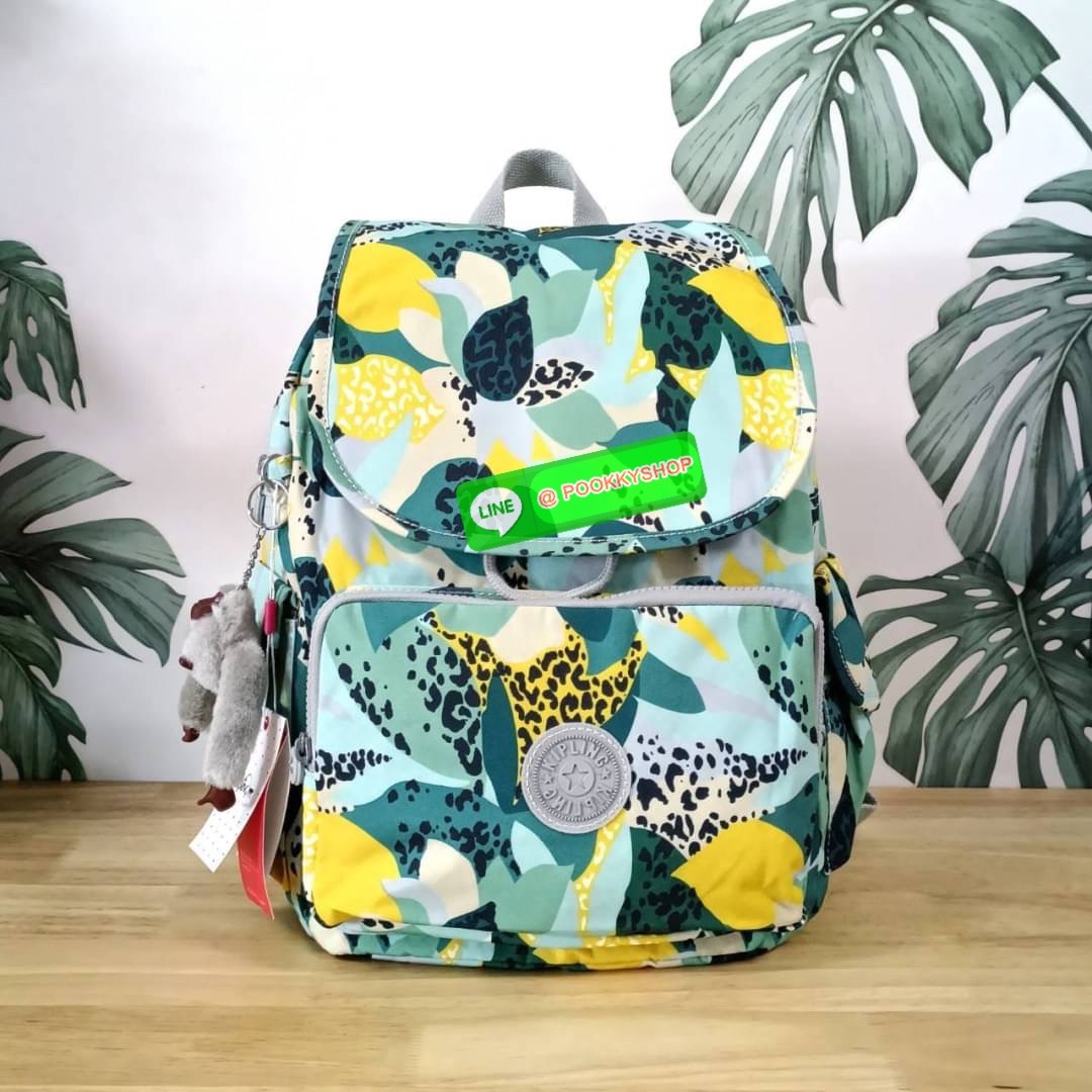 Kipling City Pack Medium Backpack กระเป๋าเป้ Kipling ขนาดกลาง วัสดุ Polyester 100% มีหูหิ้วด้านบน -ด้านหลัง มีซิปหลัง 1ช่องลึก -ด้านข้างมีช่องใส่ของเล็กน้อยทั้ง 2 ด้าน เปิด-ปิด ด้วยกระดุมแม่เหล็ก -ด้านหน้ามีช่องซิปใส่ของแยก 1 ช่อง และ ช่องปรับขนาดด้วยสายล