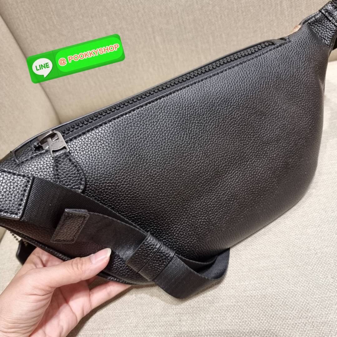 COACH C4028 COACH x PEANUTS WARREN BELT BAG IN SIGNATURE CANVAS WITH VARSITY PATCHES กระเป๋าคาดอกไซส์ใหญ่ คอลเลคชั่นยอดฮิต!! เป็นรุ่นสุดยอดของความคลาสสิค ขนาดสะพายกำลังเท่ คูลๆ ใช้งานง่าย ได้ทั้งหนุ่มๆและสาวๆ วัสดุหนังแคนวาสเคลือบลายสลับหนัง pepble น่าใช้