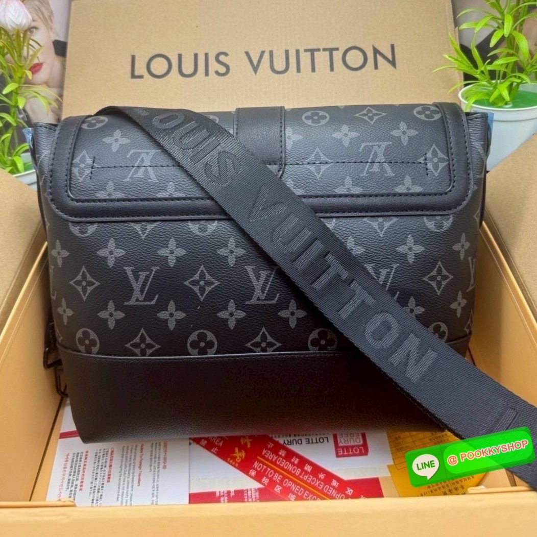 LV Saumur Messenger Bag Monogram Eclipse Canvas Bag กระเป๋าสะพายทรงแมสเซ็นเจอร์ ดีไซน์ทันสมัย คอลเลคชั่นสุดหล่อ ดีไซน์คลาสสิคแฝงดีเทลความหรู ที่ทำให้หนุ่มๆใช้ได้ไม่มีเบื่อ เปิด-ปิดกระดุมแม่เหล็ก ใช้งานง่ายและสะดวก ภายในโล่งกว้างมากๆ มีช่องย่อยแบ่งสัดส่วน