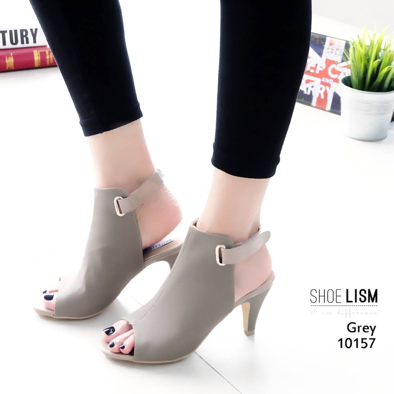 มีความแซบ เก็บทรงสวยเป้ะ หน้าเต็มสไตล์ปราด้า รัดข้อเมจิกเทป หนังนิ่มมากเลยรุ่นนี้ การันตีความฟิน ใส่สบายเหมือนไม่ได้ใส่ส้นสูงเลยจริงๆ