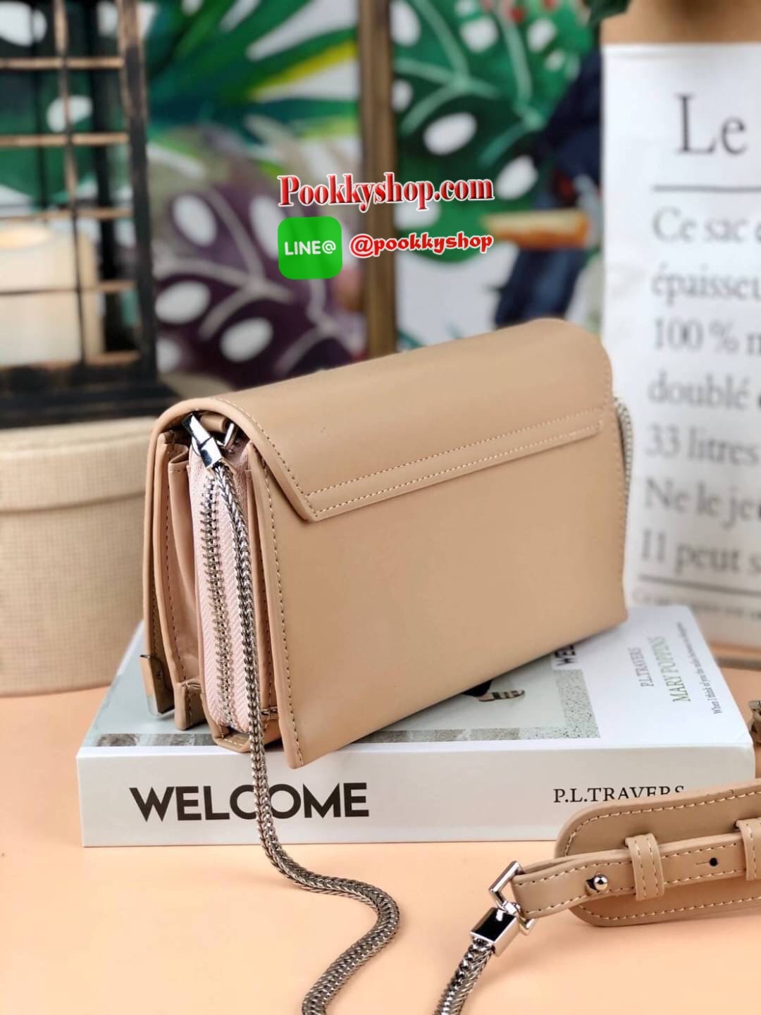 CHARLES & KEITH METAL ACCENT SLING BAG กระเป๋าสะพายวายโซ่ครึ่งหนัง สวยน่ารักมาก😍 ด้านหน้าปั๊มโลโก้แบรนด์ เปิดปิดแบบกระดุมแม่เหล็ก ด้านในมี 3 ช่องใหญ่ เป็นช่องซิปตรงกลาง ตรงช่องซิปสามารถใส่ธนบัตรได้ตามยาวและมีช่องซิปใส่เหรียญ พร้อมกับช่อฃใส่การ์ดได