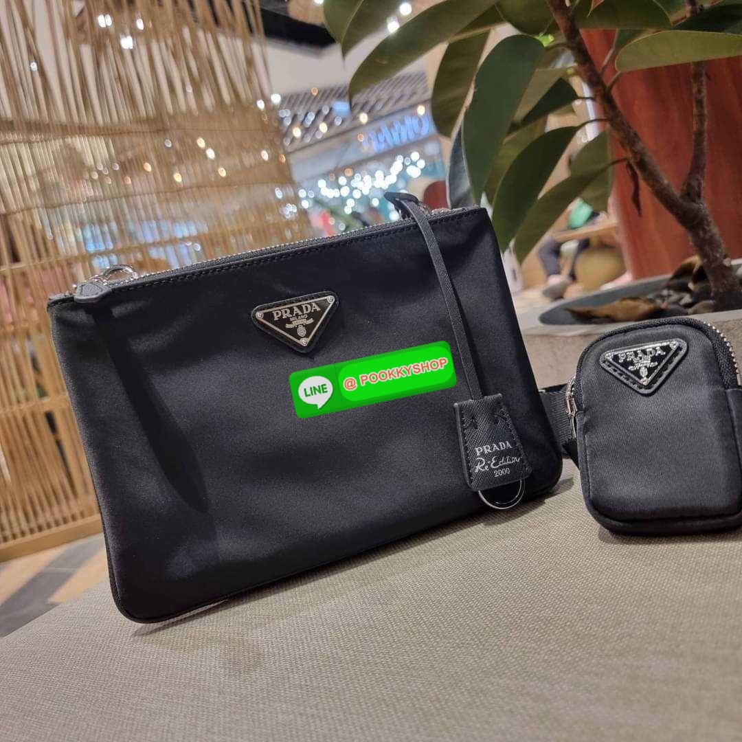 PRADA RE-EDITION 2000 RE-NYLON SHOULDER BAG ไอเท็มสุดโปรด unisex กระเป๋าสะพายข้าง ดีไซน์เรียบง่าย แต่มีความหรูในตัว รูปทรงพกพาสะดวก หยิบใช้ได้ในทุกๆวัน อีกหนึ่งคอลเลคชั่นขายดี วัสดุผ้าไนล่อนคุณภาพ พร้อมใบลูก ไว้ใส่เหรียญ ใส่กุญแจได้สารพัด เปิด-ปิดด้วยซิปห