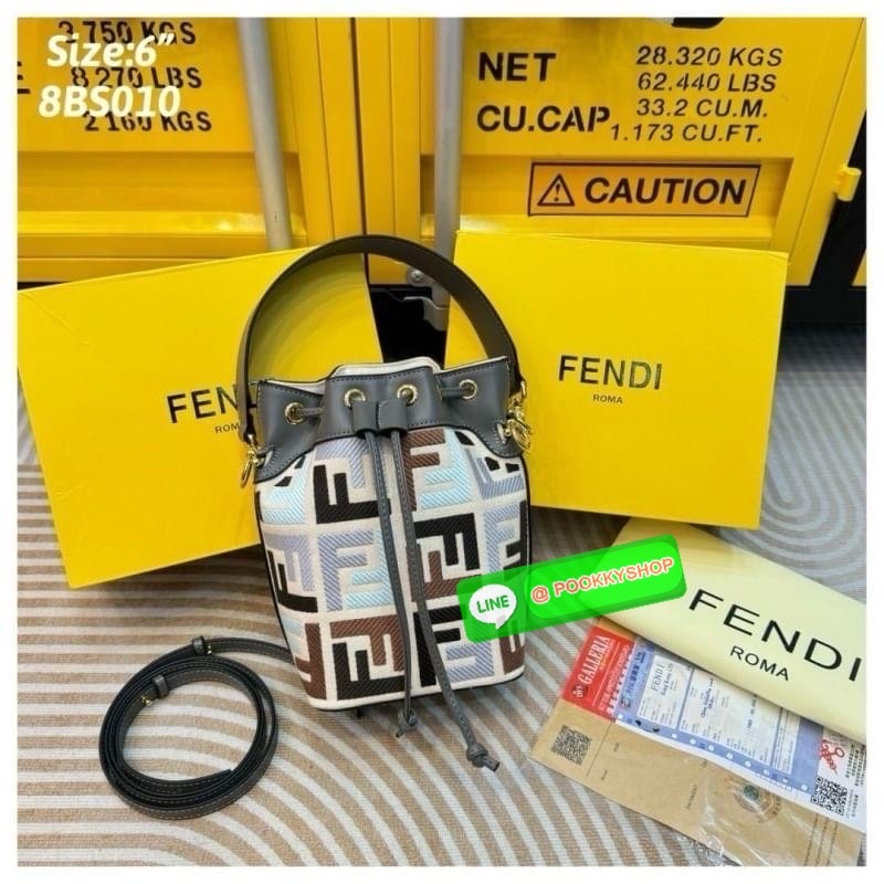 FENDI Mini MonTresor Bucket Bag กระเป๋าสะพายทรงขนมจีบรุ่นยอดนิยม ไซส์มินิน่ารักน่าใช้มาก ดีไซน์สวยอยู่ทรง มาพร้อมสายสั้นคล้องแขน และสายครอสบอดี้สำหรับสะพายข้าง สลับใช้ได้ไม่จำเจ ภายในเป็นช่องโล่ง ใส่ของจำเป็นพกพาไปไหนได้แบบง่ายๆ สวยพร้อมเสิร์ฟให้แล้ว ในรา