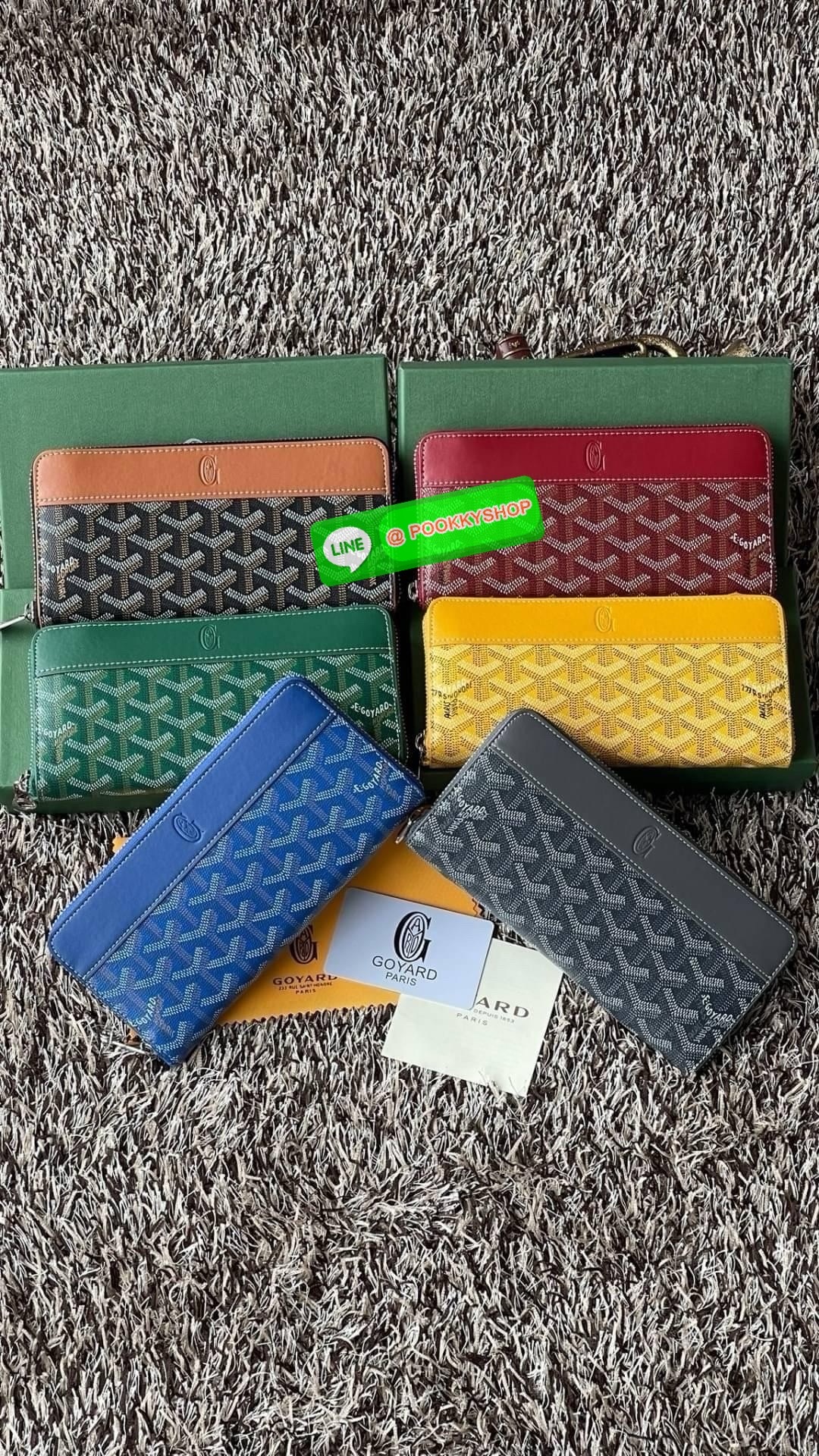 Goyard Matignon GM Wallet แบรนด์สัญชาติฝรั่งเศสที่มีความคลาสสิคและลวดลายอันเป็นสัญลักษณ์ อีกหนึ่งรุ่นที่แนะนำ กระเป๋าสตางค์ แบบยาว Matignon GM ที่มีซิปปิดสนิทและปลอดภัย ช่องใส่การ์ด 12 ช่อง ช่องซิปตรงกลาง และช่องเก็บของขนาดใหญ่ 2 ช่อง ช่วยให้คุณเก็บการ์ด