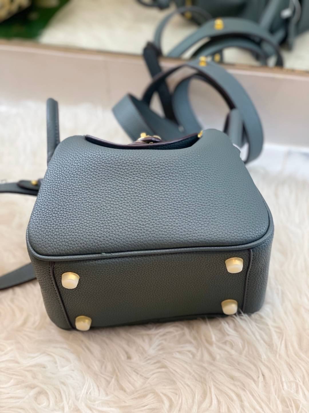 กลับมาเเล้วค่า Lindy 20cm หนัง PU premium ที่ลูกค้าถามกันมาเยอะมากกก รอบนี้หนังสวยมากๆๆ สายสะพายแบบเรียบหรู มีห่วงรัดสายสองข้าง มี 2 สายนะคะ มีซิลิโคนปิดลูกบิดกันรอย งานเนี้ยบสุด ยิ่งใช้ยิ่งนิ่มมม กระเป๋าทรงสวยนุ่ม Flexible มากๆ จุของได้ทุกสิ่ง จะใช้ไปทำง