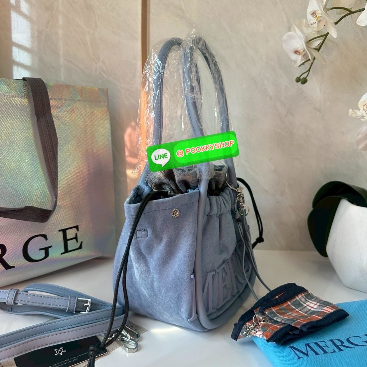 A Day Bag Mini’ in suede กระเป๋าหนังกลับเนื้อเนียน สายเกาหวานปนเท่ MERGE คอลเลกชันพิเศษ ดีไซน์เก๋พร้อมพวงกุญแจลายพิเศษ เข้าเซ็ตสุดคุ้ม!ใบเล็กสามารถ พกพาง่าย น้ำหนักเบา กระเป๋าหูรูดด้านใน ผลิตจากผ้าลายสก็อต ตัวกระเป๋ามี Snap ด้านข้าง ที่สามารถพับปีกกระเป๋า
