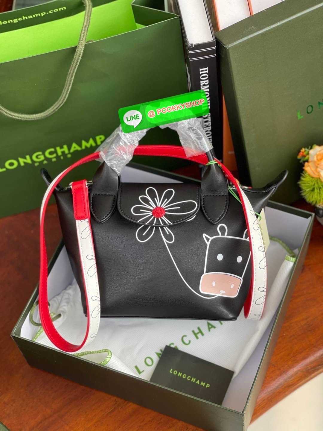 Longchamp Year of OX LE PLIAGE CUIR TOP HANDLE BAG XS Celebrate 2021! ต้อนรับปีวัวด้วยคอลเล็คชั่นพิเศษ วัสดุหนังเมทิส (Metis) หรือหนังแกะเนื้อนุ่มมาพร้อมหูจับขนาดสั้นเหมาะถนัดมือ กระเป๋าทรงไอคอนนิกพร้อมลวดลาย animation สุดน่ารักตรงยุคสมัย เอาใจผู้ที่ชื่นช
