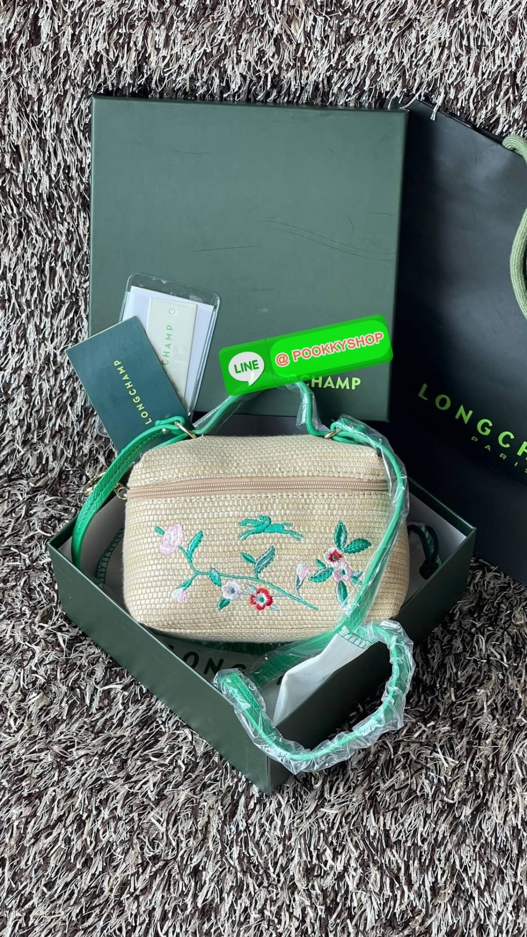 💕 Longchamp vanity xs le panier กระเป๋าสะพายข้างที่ดูเป็นผู้หญิงและไม่คาดฝันใบนี้เป็นเครื่องประดับที่สมบูรณ์แบบในชีวิตประจำวัน มีหูหิ้วและสายสะพาย สามารถถือด้วยมือ สะพายไหล่ หรือสะพายข้างลำตัว Le Pliage เฉลิมฉลองการมาถึงของฤดูร้อนด้วยผ้าใบเอฟเฟกต์
