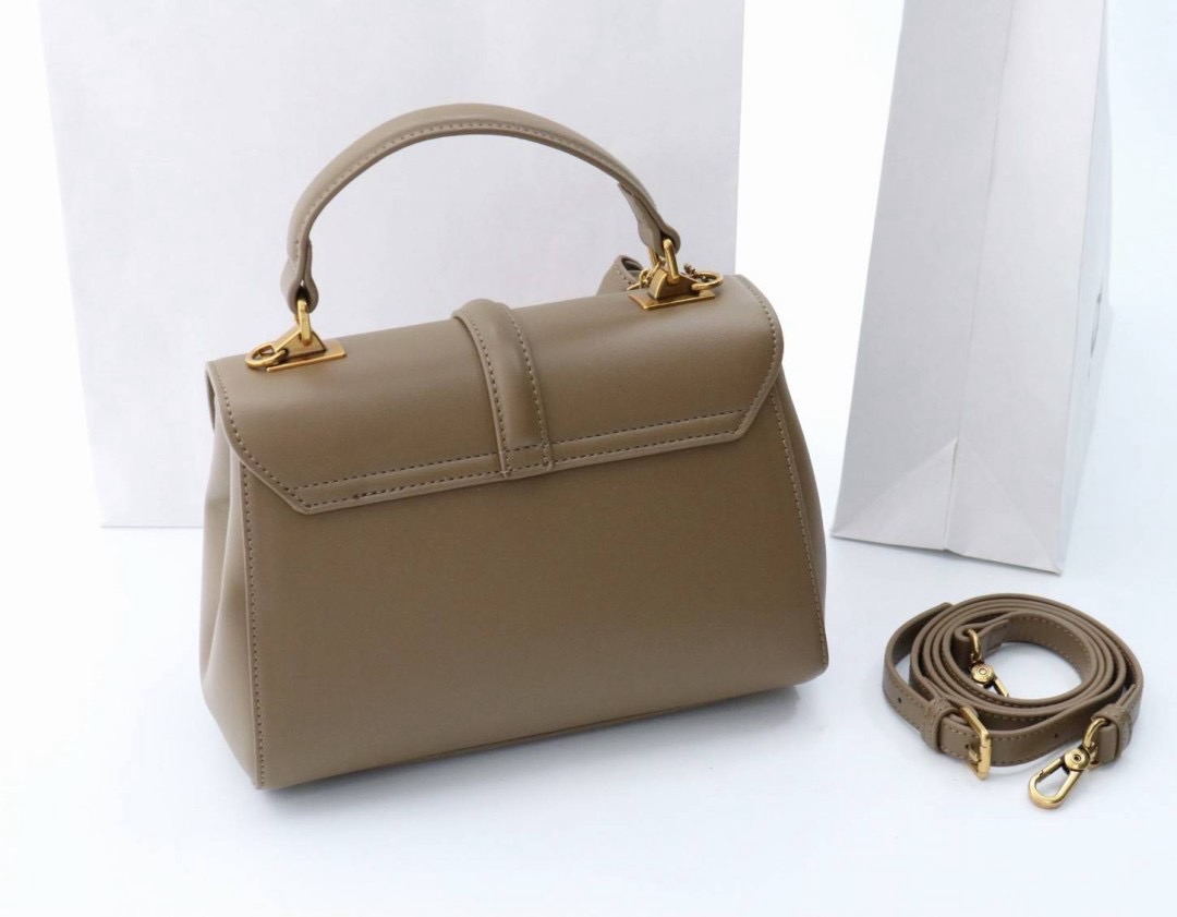 celine งาน nologo งานเกรดพรีเมี่ยม หนังดีมาก มีแถมกระเป๋าลูกใบเล็ก ขนาดกำลังพอเหมาะ แมทได้กับทุกลุค ทั้งถือและสะพาย