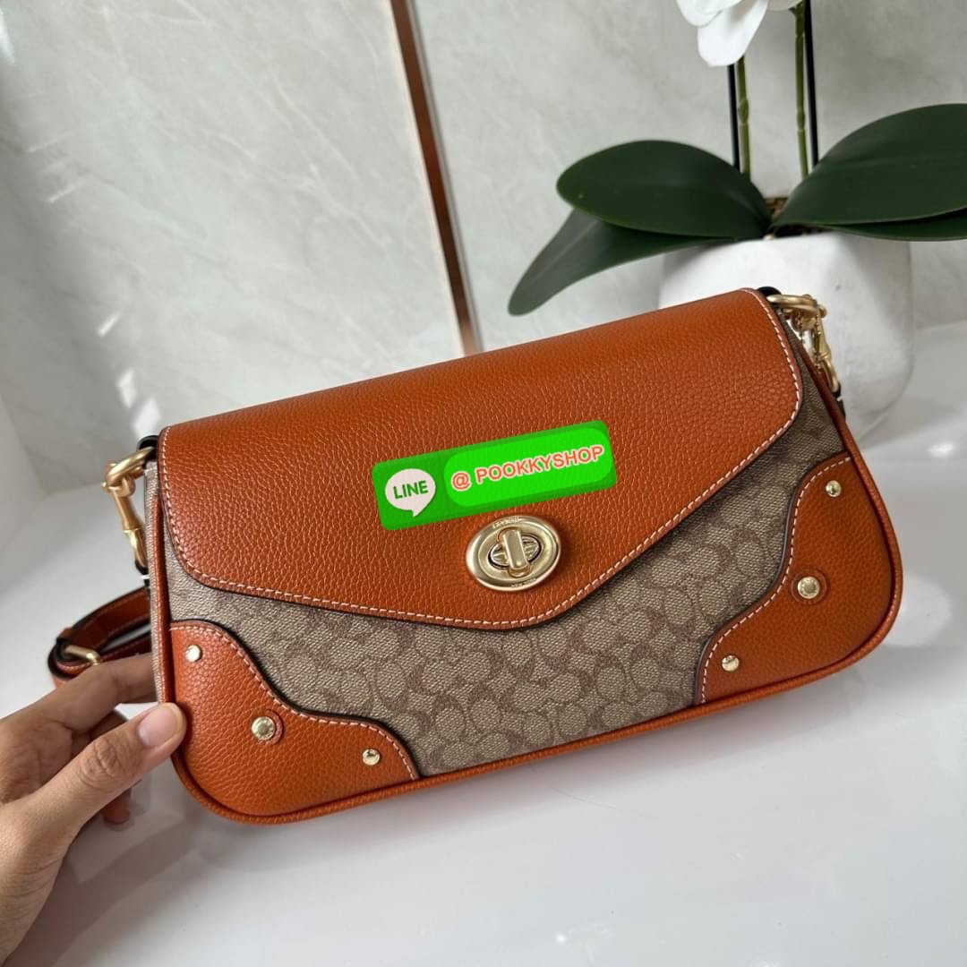 COACH MILLIE SHUOLDER BAG (COACH CE639) กระเป๋าคล้องไหล่และสะพายข้าง วันดุแคนวาส+หนังแท้ เปิด-ปิดกระเป๋าแบบหมุนล็อค ภายในใส่กระเป๋าเงินใบยาว ของจำเป็นอื่นๆได้ มีช่องซิปให้ใส่ของจุกจิก ด้านหลังกระเป๋ามีช่องซิปอีก1ช่อง สายถอดได้ทั้ง2สาย