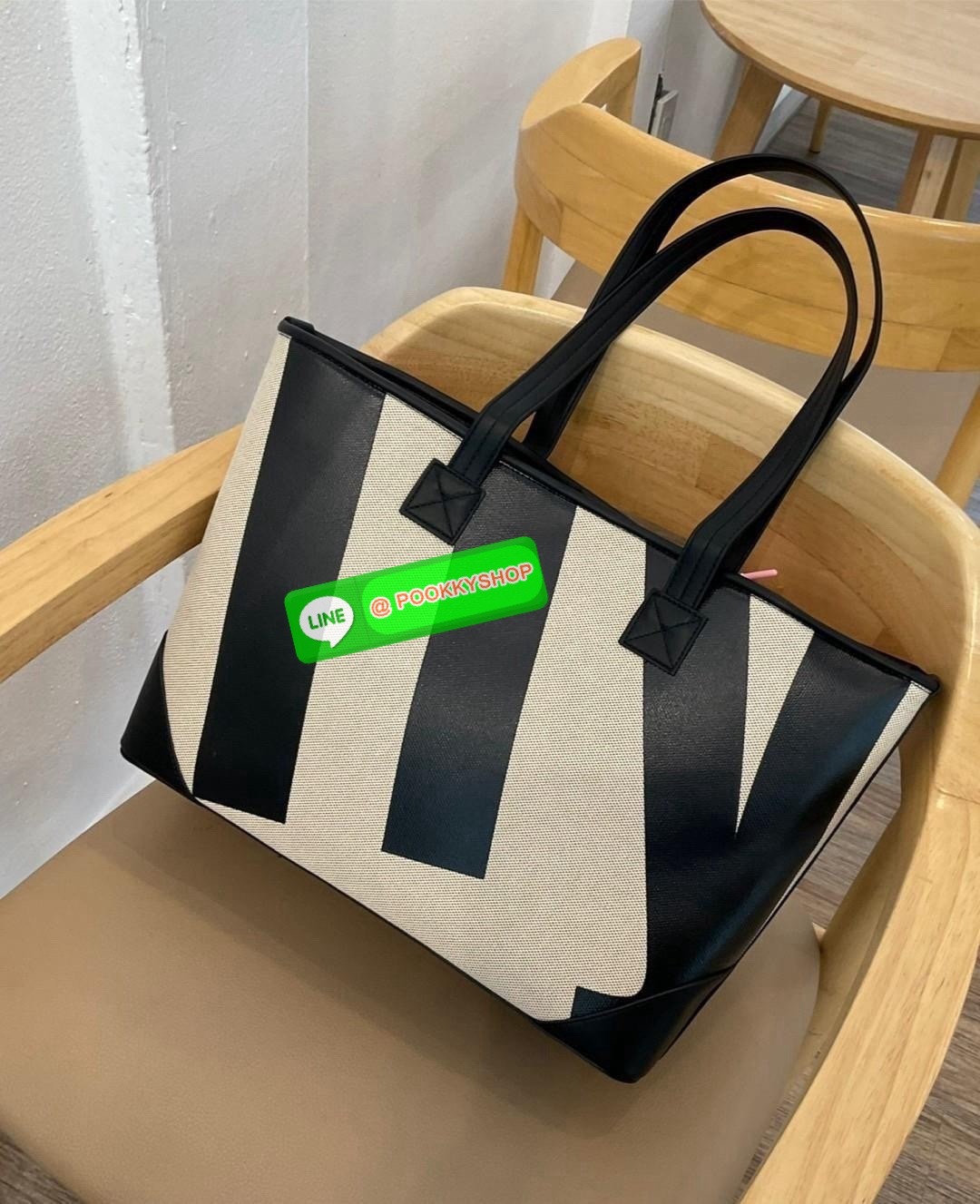 พร้อมส่งแล้ววันนี้!! RALLY TOTE BAG หายากที่สุดในตอนนี้!! ตัวกระเป๋าทำจาก LIGHTWEIGHT DURABLE CANVAS มีน้ำหนักเบา และในส่วนของฐนกระเป๋าและหูกระเป๋าทำจากหนังวีแกน ซึ่งมีความแข็งแรง ทนทาน แถมยังรองรับน้ำหนักได้ดี โดยภายในกระเป๋าจะมีช่องใส่ของขนาดเล็กสำหรับจ