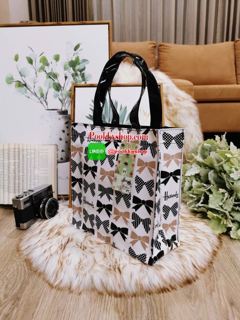 ลายนี้เข้าแล้วนะคะ! พร้อมส่งไอเท็มยอดนิยม! Harrods London Top-handle Shopping Bag กระเป๋า Shopping แบรนด์ดังจากอังกฤษรุ่นยอดนิยมวัสดุ PVC+Polyester 100% ของแท้เนื้อหนาอยู่ทรงกันน้ำ ขนาดกำลังดี น้ำหนักเบา เปิดปิดด้วยซิปสะดวกใช้หัวซิปปั้มโลโก้แบรนด์อะไหล่เง