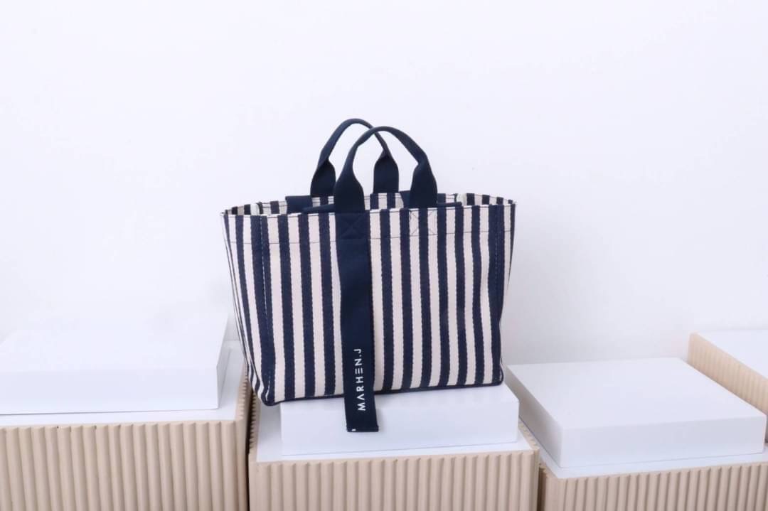 มาอีกรอบละจร้าาา 💥MJ ตัวใหม่ล่าสุด บอกเลยของมันต้องมี ใบใหญ่จุใจใส่ของได้จุกๆ ดีไซน์แบบ shopping bag ถือได้หิ้วได้ น่าร๊ากๆๆๆ เนื้อผ้าวัสดุอย่างดีและหนา มาตามคำเรียกร้อง...