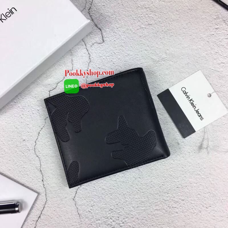 New arrival!!! พร้อมส่ง Calvin Klein Wallet กระเป๋าสตางค์แบบพับ 2 ตอนสำหรับผู้ชาย ตัวกระเป๋าเป็นหนังลวดลายโดดเด่นดูไม่จำเจ ด้านในมีช่องใส่บัตร ใส่ธนบัตรแยกเป็นสัดส่วน ไม่ว่าจะใช้เองหรือเป็นของขวัญก็คุ้มค่าน่าใช้มากค่า