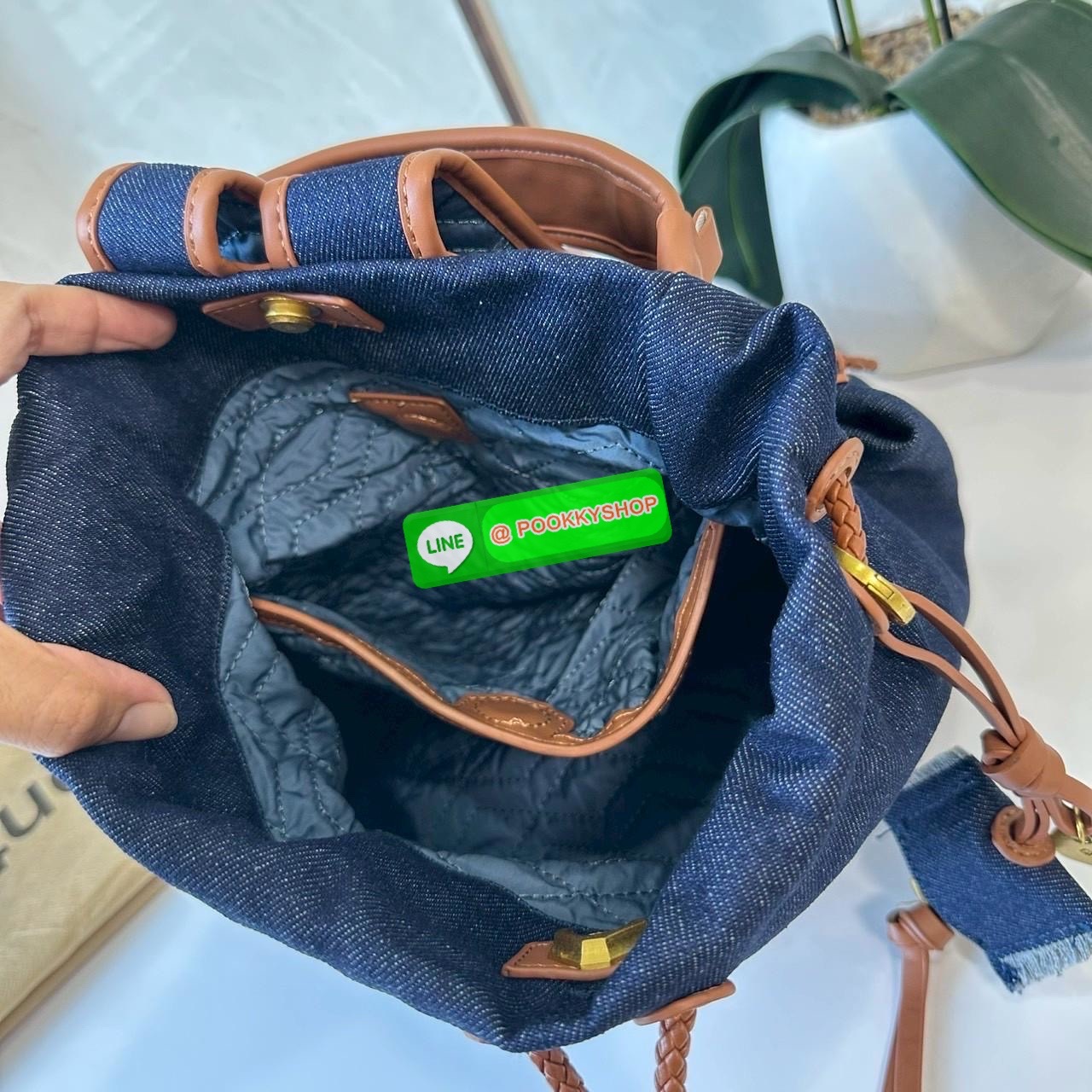 Songmont Series Backpack Female Small Capacity Songmont Drawstring Backpack กระเป๋าเป้สายรูดทรงชิคที่กำลังเป็นกระแสฮิตสุด ๆ เพราะดีไซน์เรียบเก๋ ใช้งานง่าย และแมทช์ได้หลายสไตล์ ดีไซน์ unisex ใช้ได้ทั้งผู้หญิงและผู้ชาย ดีไซน์: ทรงถุงสายรูด (Drawstring) ดูมิ