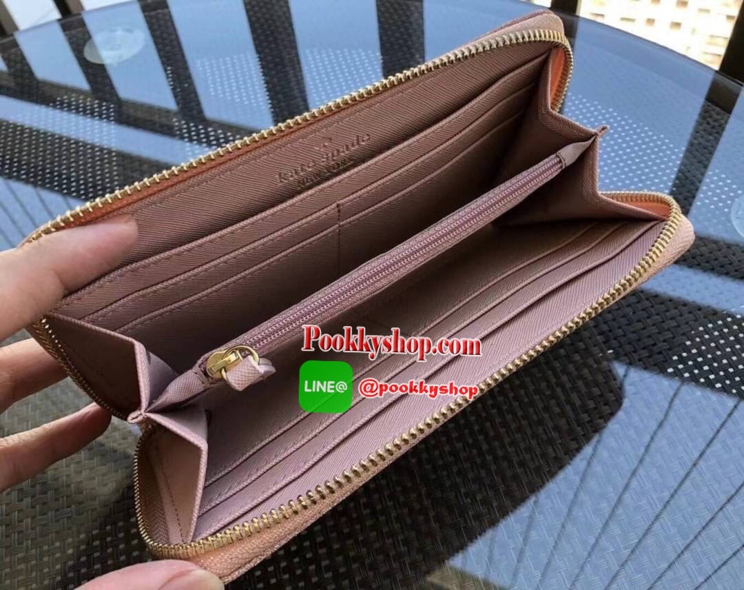 KATE SPADE JOELEY LONG WALLET กระเป๋าสตางค์ใบยาวรุ่นใหม่ล่าสุดหนัง Saffiano สไตล์ PRADA สวยน่าใช้ตัวเนื้อกระเป๋าตกแต่งด้วยกลิทเตอร์ทั้งใบ สวยหรู ภายในมีช่องซิป1ช่อง และช่องใส่บัตรหลายช่อง ใส่เหรียญ บัตรได้เยอะ ตัวจริงสวยน่าใช้มากค่ะ