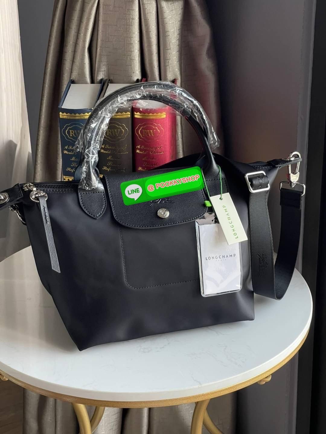 💕Longchamp LE PLIAGE NÉO TOP HANDLE BAG (small size) อีกหนึ่งรุ่นยอดนิยม ที่สาวๆ ต้องมีไว้เก็บไว้สักใบ กระเป๋าโท้ทใบนี้ มาพร้อมกับสีที่มีสไตล์เรียบง่าย มีสายสะพายยาวปรับสั้นยาวได้ช่วยให้คุณสามารถสะพายไหล่ได้อย่างสบาย ในตัวสายปักโลโก้อันเป็นสัญลักษ