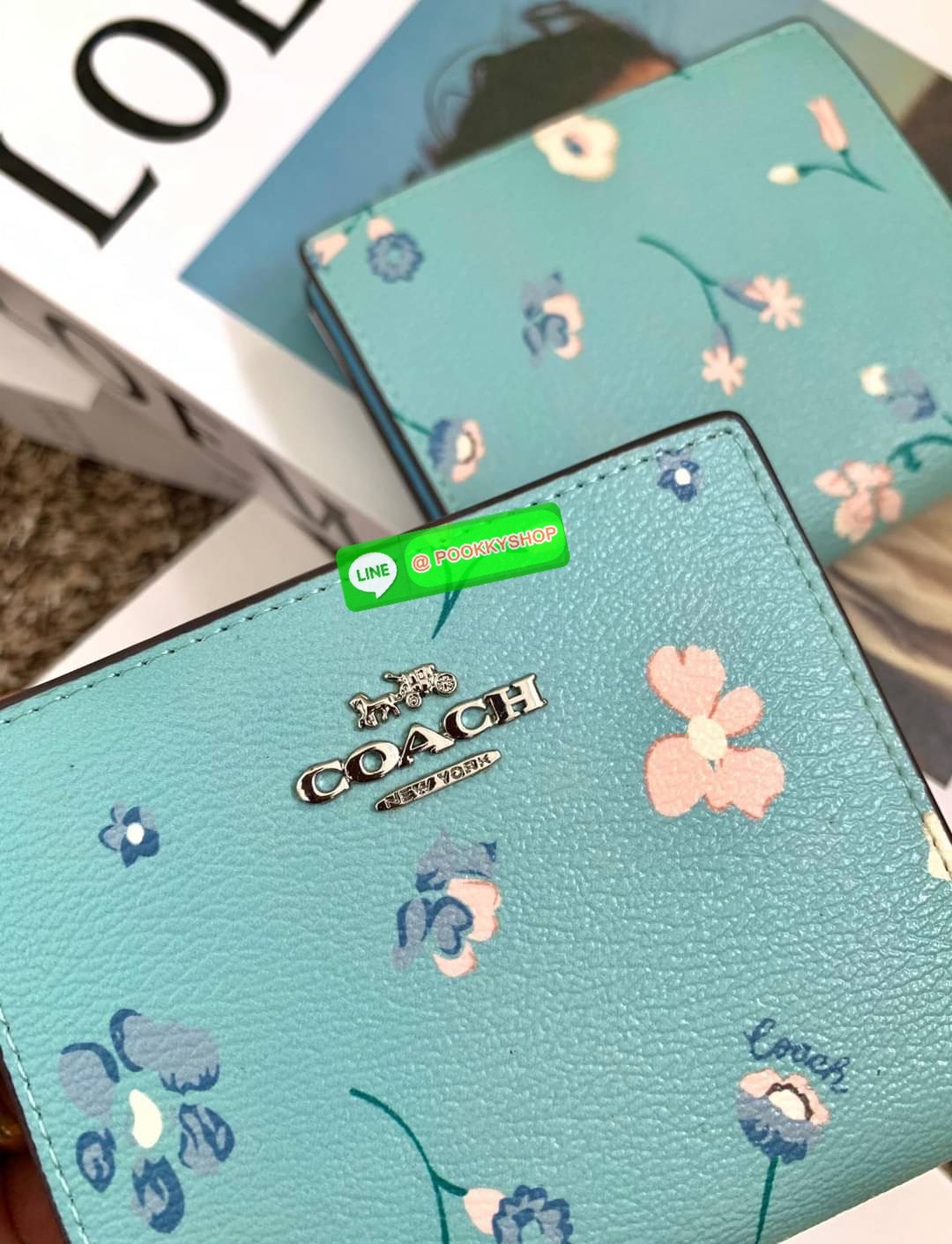COACH SNAP WALLET ((8704//6941)) 🌍พร้อมส่ง ห้ามพลาด ก่อนหมดค่ะ! ✔️กระเป๋าเงินใบสั้น หนังแท้ แต่ละสีปริ้นลายได้สวยงาม แตกต่างกันไปค่ะ ✔️เปิด-ปิดกระเป๋าแบบกระดุม ภายในมีช่องใส่ธนบัตรตามยาว และช่องเสียบบัตร5ช่อง//มีช่องซิปแยกฝั่งห้อยด้ว