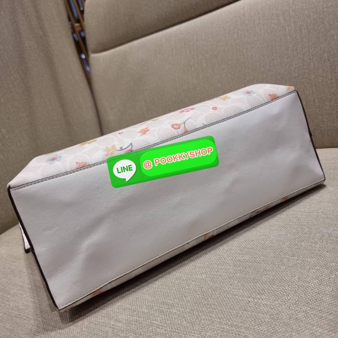 COACH C8612 MOLLIE TOTE IN SIGNATURE CANVAS WITH MYSTICAL FLORAL PRINT กระเป๋าทรงโท้ท ใบใหญ่จุใจ สวยคุ้มค่าดีไซน์ใหม่ น่าใช้ที่สุด วัสดุหนังแคนวาส หูสะพายในตัว ปรับได้อีกเล็กน้อย ภายในโล่งกว้างมาก มีช่องซิปแยกให้ ใบนี้สามารถใส่เสิ้อผ้าไปเที่ยวแบบ short va