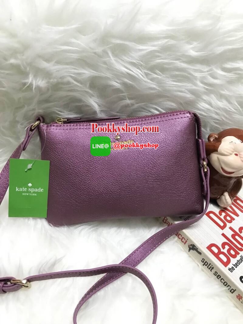 KATE SPADE MINI CROSSBODY BAG กระเป๋าสะพายข้างทรงครอสบอดี้ขนาดมินิ วัสดุหนังPu เปิดปิดด้วยซิปเดียวด้านบน ภายในสกรีนโลโก้แบรนด์ ในช่องใหญ่ยังมี1ช่องซิปเล็ก สามารถใส่ไอโฟนได้ กระเป๋าสตางค์สั้น และของจุกจิก มีความยาวสาย 109cm ปรับความยาวได้ ด้านหน้าปั้มโลโก้