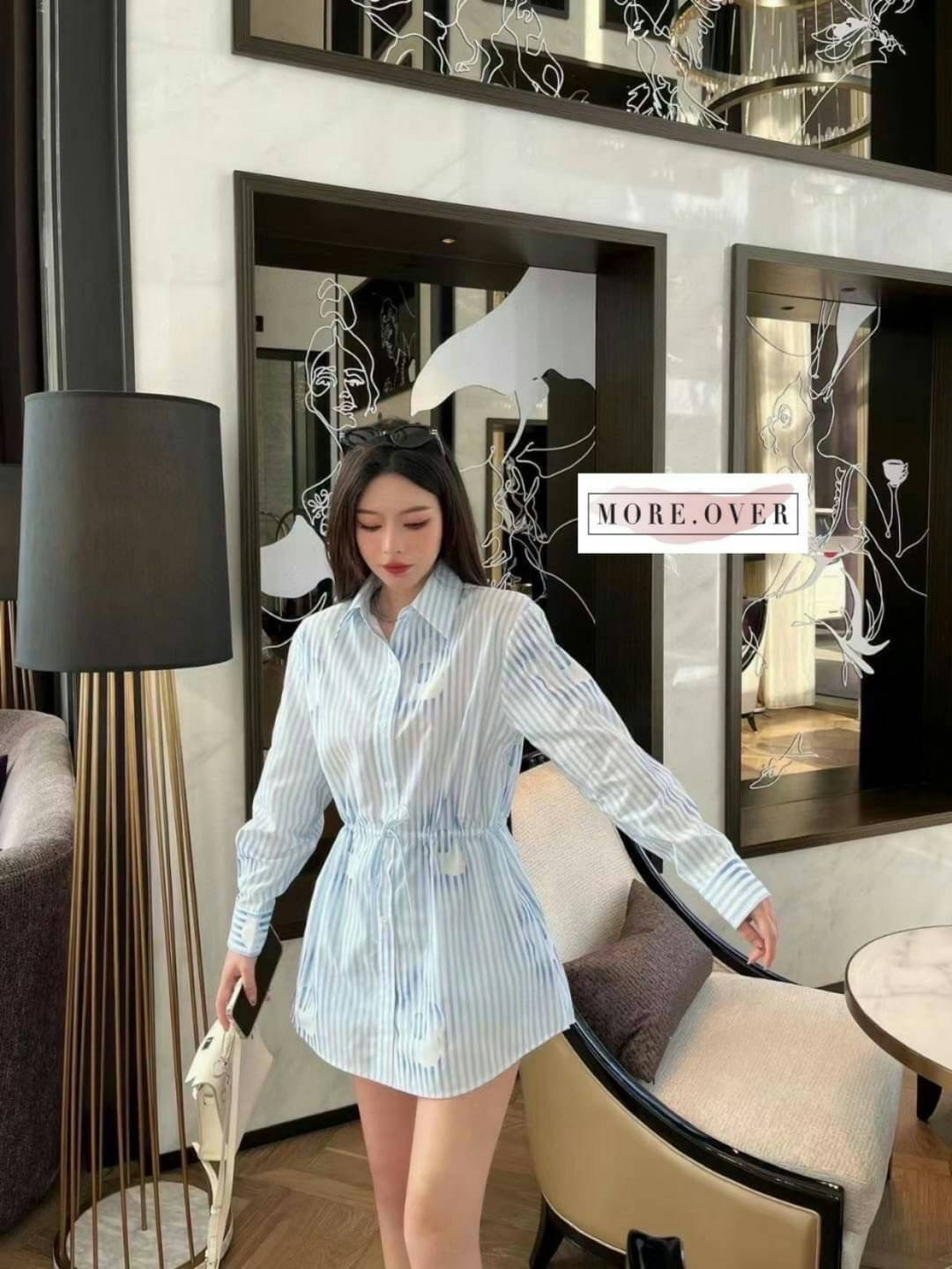 พร้อมส่ง รุ่นใหม่ !! มินิเดรสเดรสแขนยาวคอปกเชิตลายทางสีฟ้า PRADA Brand: PRADA มีป้าย tag แบรนด์ 💙Detail : มินิเดรสเชิตแขนยาวลายทางสีฟ้าเอวรูด แบรนด์ PRADA เนื้อผ้าอย่างดีงานสวยมากค่ะ งานคุณภาพการันตี มีป้าย tag แบรนด์