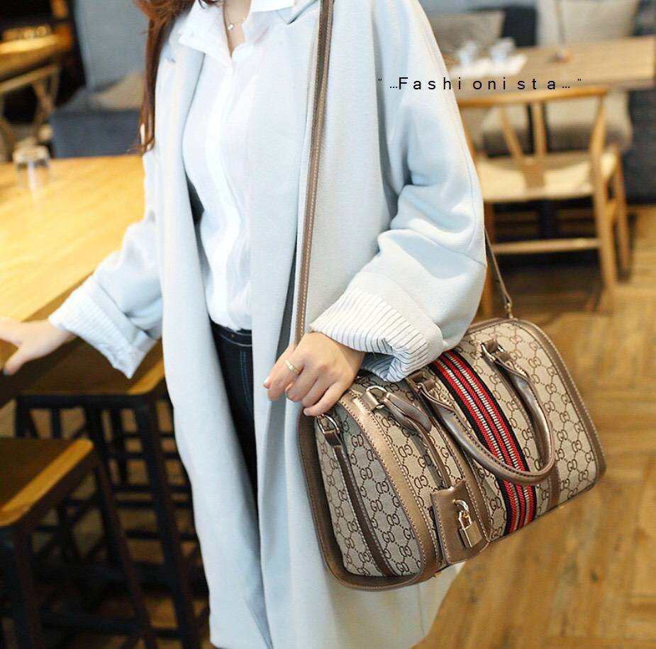 สินค้า Lot ใหม่ สีมาใหม่พร้อมส่งค่ะ งานติดอันดับ Best Seller รายละเอียดวัสดุเหมือนเป๊ะทุกจุด!! << LUX'N CHARMING SPEEDY BAGS >> ที่สุดของความหรูหราเลอค่า สินค้าแฟชั่นระดับไฮเอนด์ Collection ใหม่งาน High Quality กระเป๋าถือทรงหมอนสปีดี้ วัส