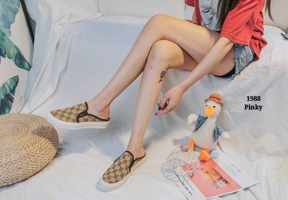 พร้อมส่ง ผ้าใบเปิดส้น 1988 งานนำเข้าน่ารักสุดๆ พื้น pu นิ่ม ด้านล่างเกาะพื้นได้ดี ตัวรองเท้าสีทองขึ้นเงา โดดเด่น ใส่สบายได้ทุกโอกาส สวยเฉียบไม่ซ้ำใคร