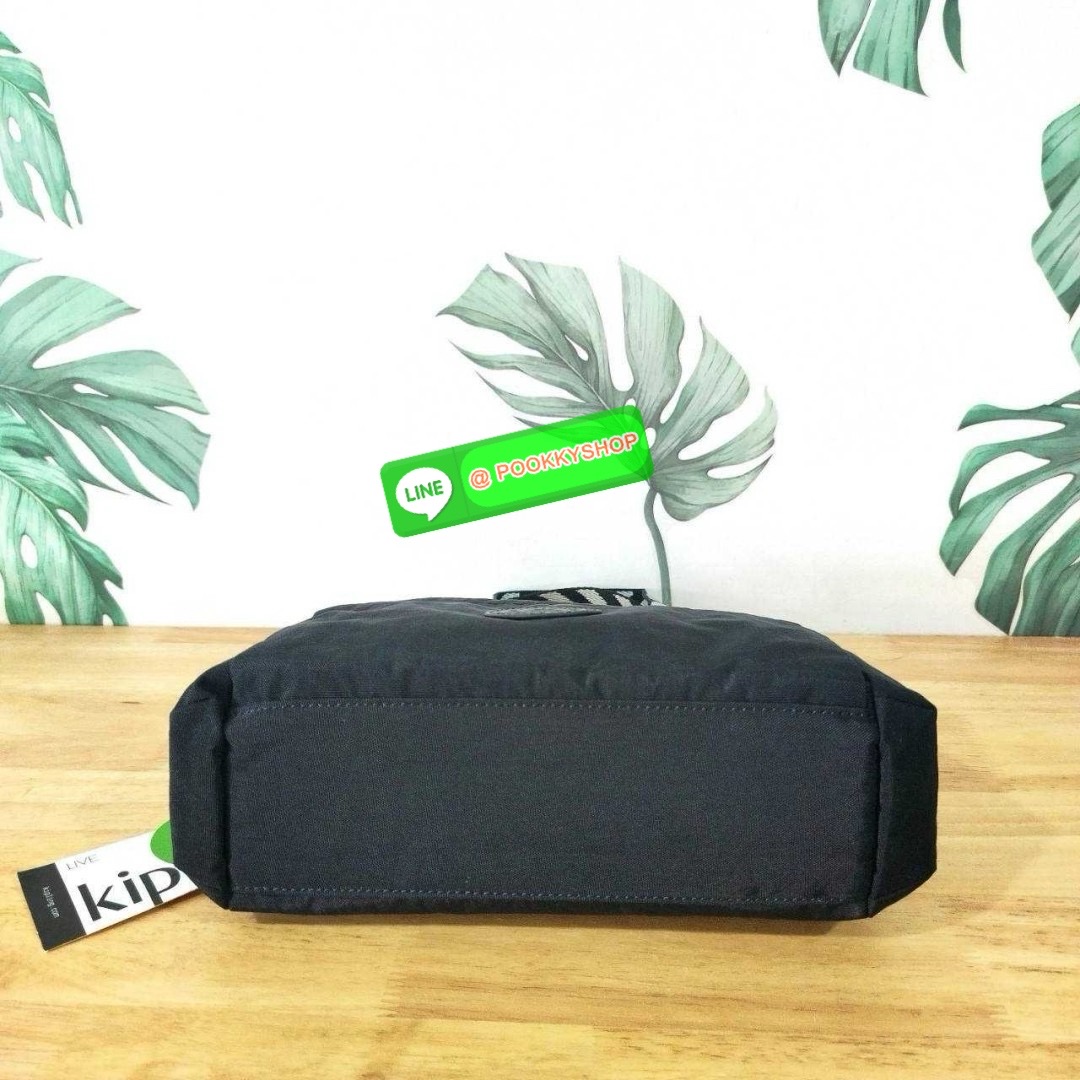 Kipling Kanaan กระเป๋าถือหรือสะพาย ขนาดเล็ก กะทัดรัด ดีไซน์เรียบ หรู วัสดุ ด้านนอก Nylon+ ซับใน Recycled Polyester มีช่องแยกใช้งานหลายช่อง ประกอบด้วย -ช่องซิแด้านหน้า 1 ช่อง -ช่องใช้งานหลักด้านใน 1 ช่อง พร้อมช่องแยกจัดเก็บ และ ช่องซิปย่อย -ด้้านหลังมีช่อง