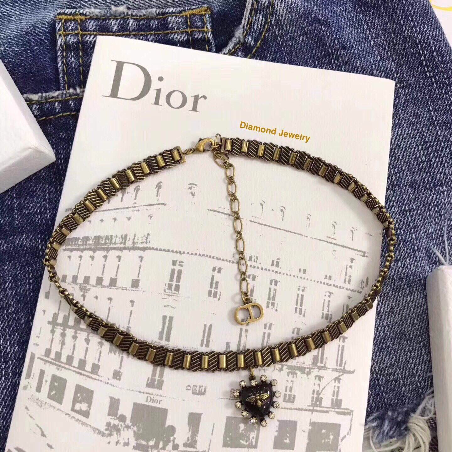 Hi-End Quality !!!! Christian Dior Necklace สร้อยคอดิออ คอเลคชั่นล่าสุด งานสวยคะ ตัวเรือนสีทอง น้ำหนักใกล้เคียงของจริงที่สุด งานอย่างดี มีน้ำหนัก ** ไม่ใช่งานเกรดถูกนะคะ ** สั่งผลิตจากต้นแบบแท้ ดาราเซเลปใส่กันแทบทุกคน ใส่ได้ตลอดไม่ตกเทรน เข้ากับทุกการแต่ง