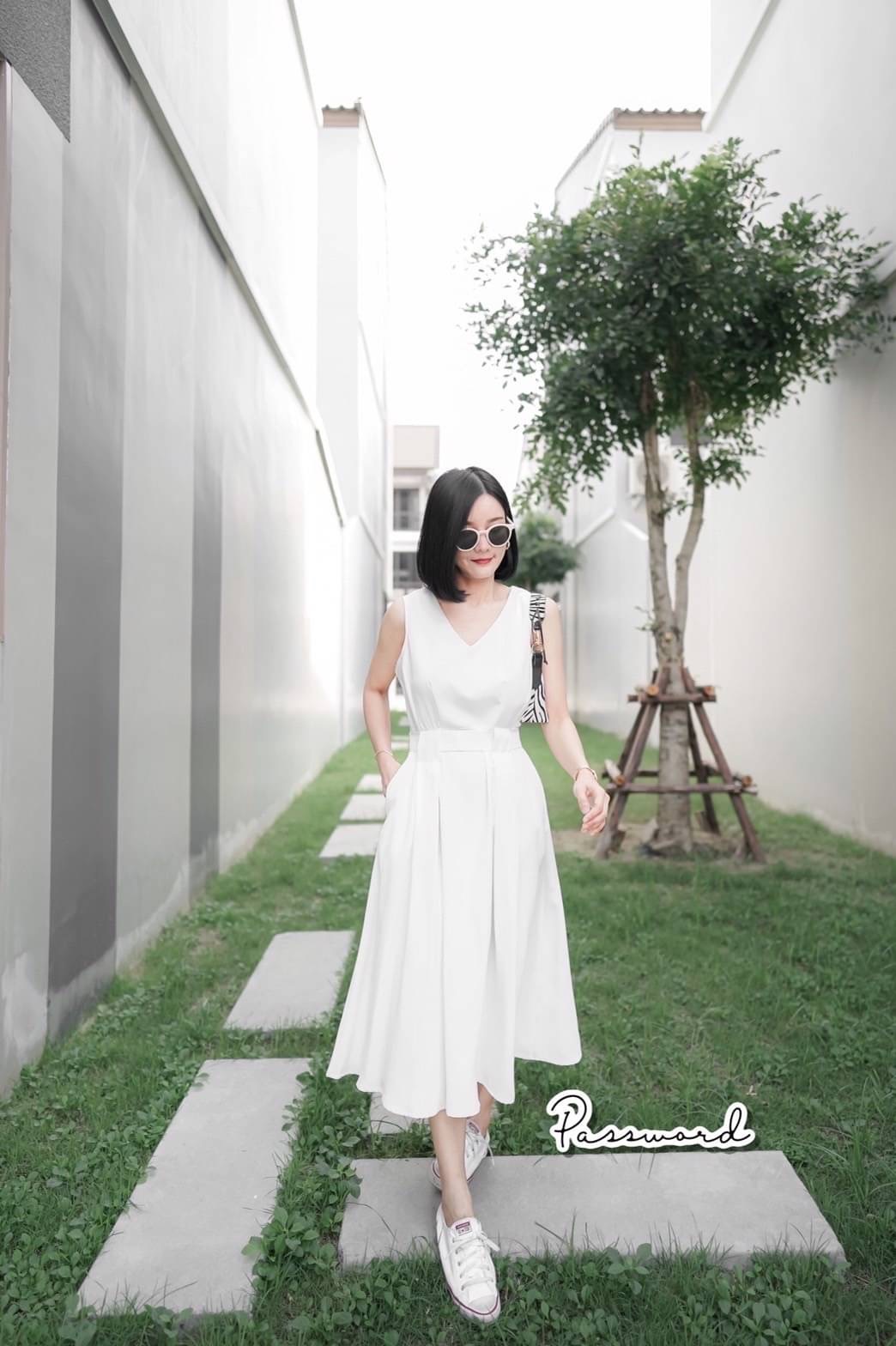 เดรสผ้าซาร่า ทรงสวยสะกดมาใหม่ค่า มีโบว์ผูกมาให้ด้วยน้า จะใส่ผูกซ้าย ขวา หน้า หลัง คือได้หมดค่ะ หรือใครสายชิล จะใส่ปล่อยๆ ก็ยังทรงสวยเน้อ เพราะ เราเย็บเอวให้เข้ารูป ใส่แล้วรับรองดูเป็นสาวเอวคอดแน่นอน แพทเทิร์นสวยปัง ใส่ไปทำงาน ไปดินเนอร์ ไปคาเฟ่ ได้ทุกลุคค