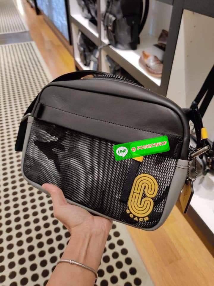 COACH 2373 EDGE CROSSBODY ความเท่ never die!! กระเป๋าครอสบอดี้ทรงยอดฮิต ที่หนุ่มๆไม่ควรพลาด รูปทรงดีไซน์คลาสสิค ใช้งานง่าย วัสดุหนังแท้สลับแคนวาส โดดเด่นด้วยลูกเล่นโทนสี ตัวกระเป๋ามีซิปหลัก และซิปด้านหน้า พร้อมช่องแยกด้านหลัง ใส่ของไปเลยเน้นๆ ใส่โทรศัพท์ม