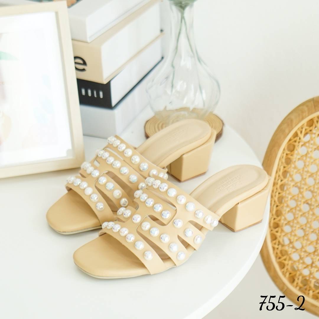 พร้อมส่ง รองเท้าส้นตัน สูง2.5 นิ้ว ตัวส้นเก๋มากเป็นทรงเหลื่ยม แข็งแรง เดินง่าย งานทรงสวม หนังนิ่ม *ตัวมุก ทำจากมุก สีรุ้ง คุณภาพดี* ตอกด้วยมือ ทีละเม็ด อย่างประณีต ใส่แล้วรับรองความหรูหรา และดูแพงมากเว่อร์จ้า