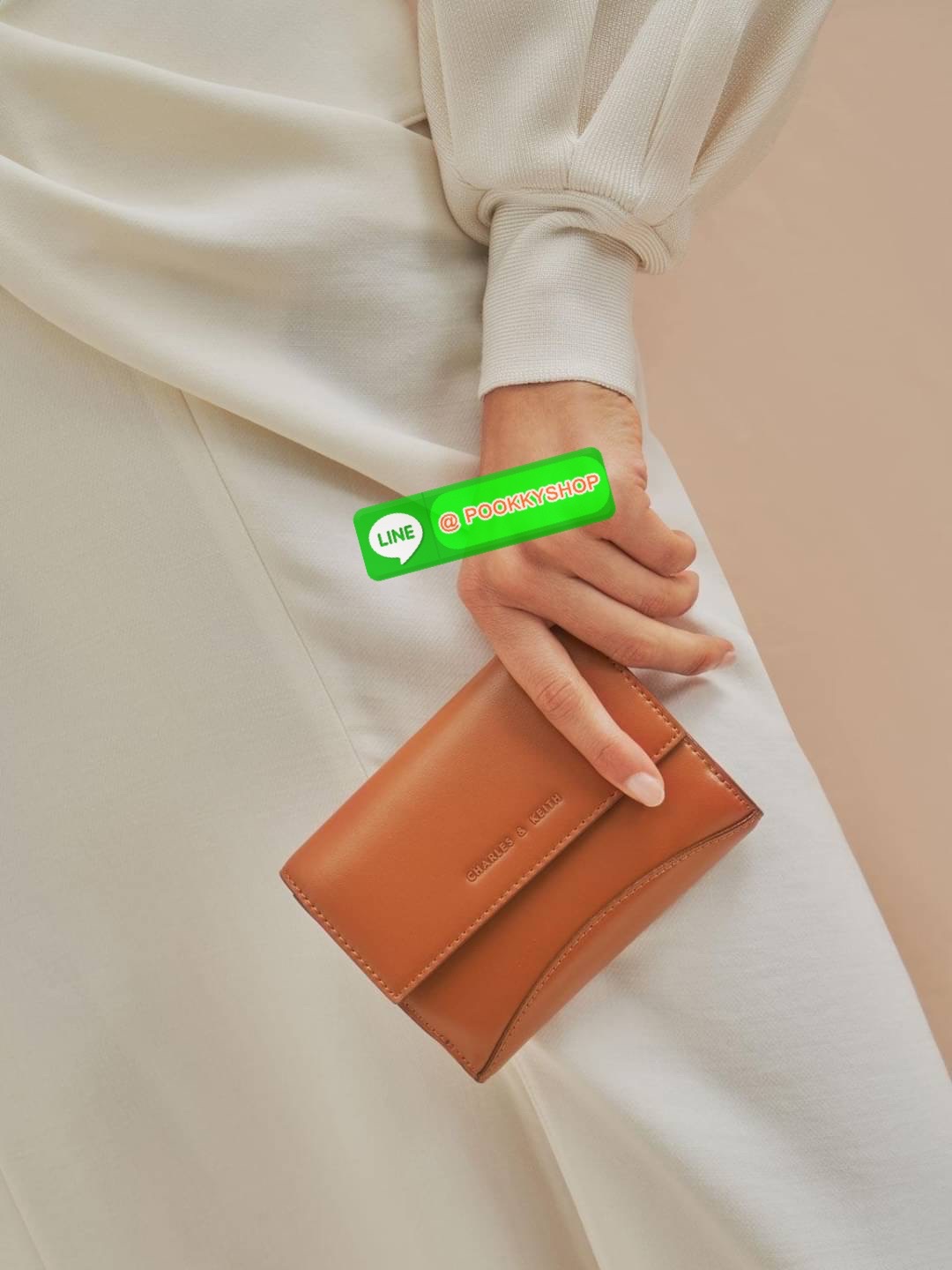 Snap Button Mini Short Wallet กระเป๋าเงินใบกลางหนังเรียบใบสวย จับถนัดมือ เปิดปิดแบบกระดุมแม่เหล็ก เป็นช่องใส่เหรียญ/บัตร และช่องใหญ่ใส่แบงค์เปิดปิดแบบกระดุม มีช่องใส่การ์ด 7 ช่อง และช่องใส่แบงค์ 2 ช่องใหญ่ ใส่แบงค์1000 แบบไม่พับได้เลยค่ะ แนะนำไปใช้กับกระเ