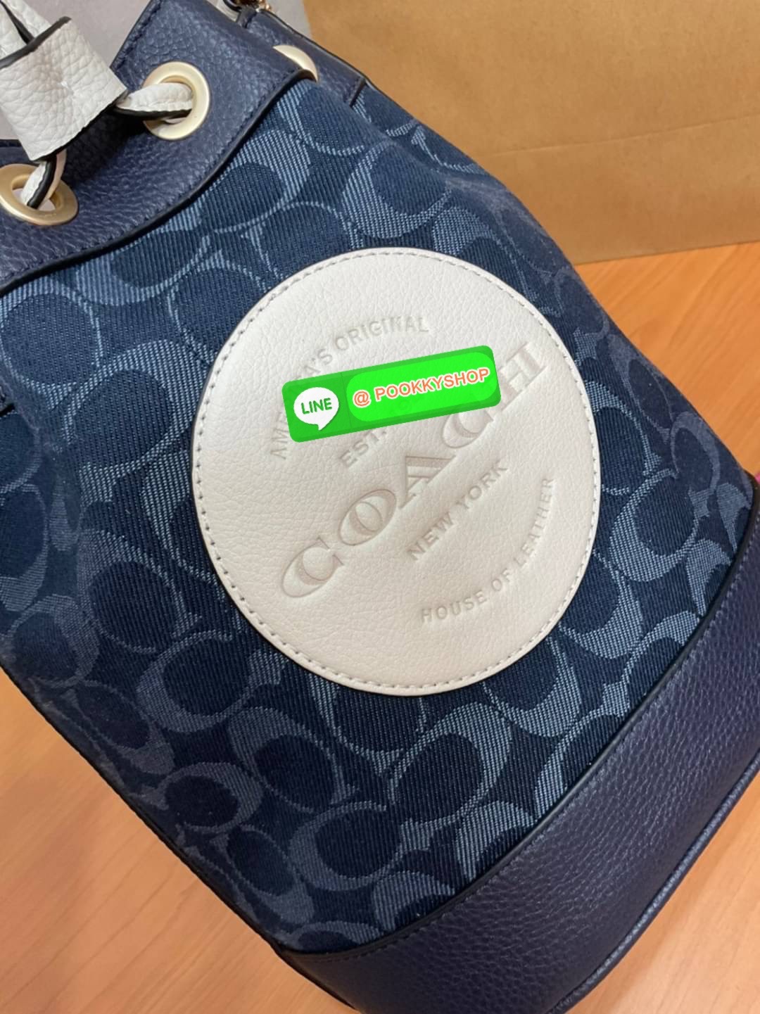 New arrival! 🌈น้องใหม่ล่าสุด สวยหรู ดูดีมากๆค่ะ! COACH DEMPSEY DRAWSTRING BUCKET BAG ((C4100//C4102)) พร้อมส่งที่ไทยค่ะ! กระเป๋าทรงขนมจีบ หนังแท้นิ่มสวยมากๆค่ะ จุดเด่นด้านหน้าปั้มโลโก้แบรนด์ ปากกระเป๋าแบบหูรูดใช้งานง่าย ภายในสามารถใส่ของจำเป็นในชี