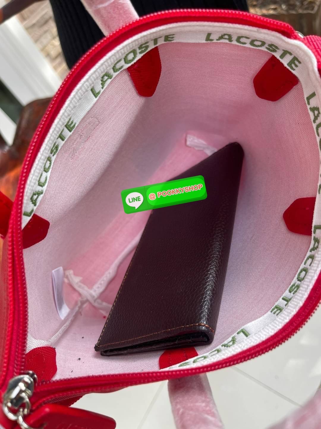 ลาคอส Women's L.12.12 Concept Petit Piqué Zip Tote กระเป๋าสะพายข้างทรง mini tote วัสดุ pvc100% เปิดปิดด้วยซิปเดียวด้านบนสะดวกใช้งาน ใส่มือถือได้ทุกรุ่น ด้านหน้ามีดีเทลโลโก้ปักดูโดดเด่น สายของกระเป๋ารุ่นนี้สามารถปรับความยาวได้ฟรีไซส์ เลือกสะพายได้ ไ