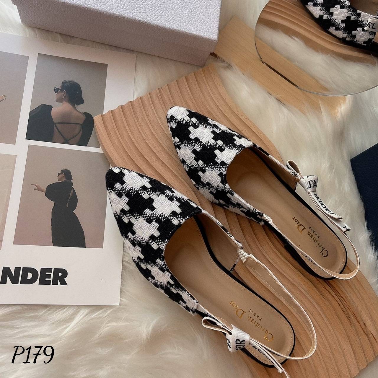 พร้อมส่ง มาใหม่ค่ะ รองเท้าคัทชูทรงหัวแหลม D ior ผ้าทอลาย ชิโนริ ลายใหม่ล่าสุด ตัวสายด้านหลัง เป็นรัดส้นตัดต่อยางยืด ทำให้สวมใส่ง่าย ไม่ขาด แข็งแรง ทรงสวยเก็บหน้าได้ดี ผ้านิ่มซับหนังนิ่มด้านในอีกชั้น คือน่ารักมาก ไม่ไหว เกินต้านสุดๆเลยค๊า