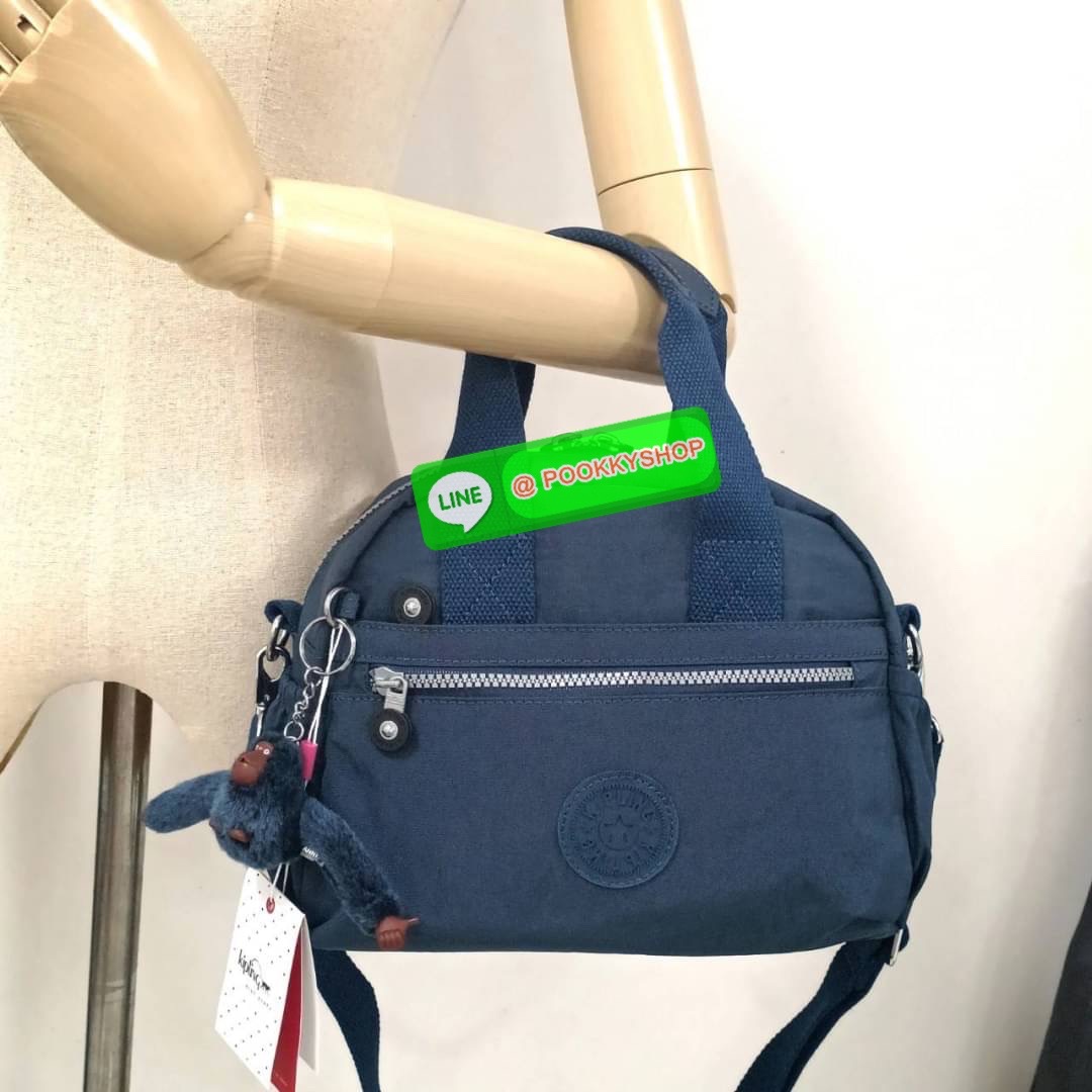 Kipling K1006 Handbag กระเป๋าถือหรือสะพาย วัสดุ Polyester 100% รุ่นใหม่ มีให้เลือกทั้งแบบเรียบ และ ลายน่ารัก มีช่องแยกด้านหน้า 2 ช่อง ช่องหลักโล่งกว้าง พร้อมช่อง pocket แยก 2 ช่อง ใช้งานได้ครบครัน สามารถสตางค์ใบยาวได้ ขนาดกำลังดี จะใช้ทำงาน ไปเรียน หรือ ถ