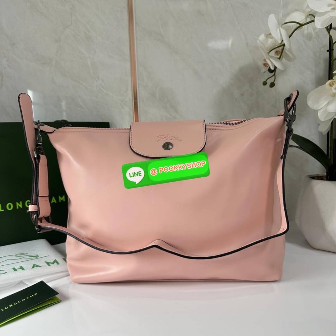 LONGCHAM LE PLIAGE XTRA Hobo bag M กระเป๋าสะพายไหล่ HOBO ออกแบบเพื่อให้ดูเรียบหรูหรา มีความสง่า รูปทรงเก๋ไก๋ วัสดุหนังแกะนิ่มมือ สายสะพายไหล่ปรับระดับได้และถอดออกถือได้ เปิด- ปิด ด้วย ซิป ภายใน ช่องโล่งกว้าง มีช่องซิปแยก ใบใหญ่สามารถใส่ของได้เยอะคะ