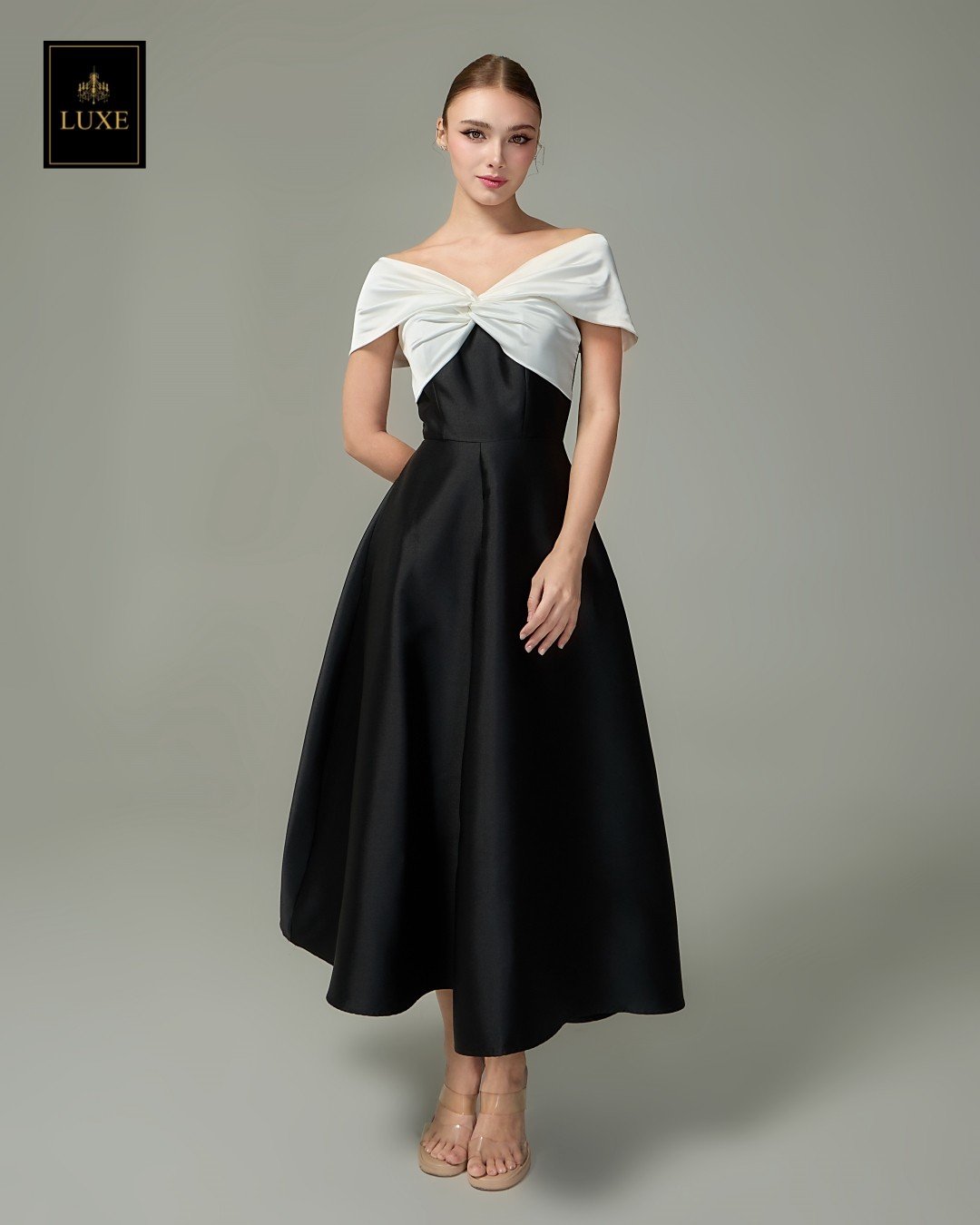 เดรสแฟชั่น เดรสเสื้อคล้องคอแขนกุด ทรงเข้ารูป กระโปรงบาน มีกระเป๋าข้าง