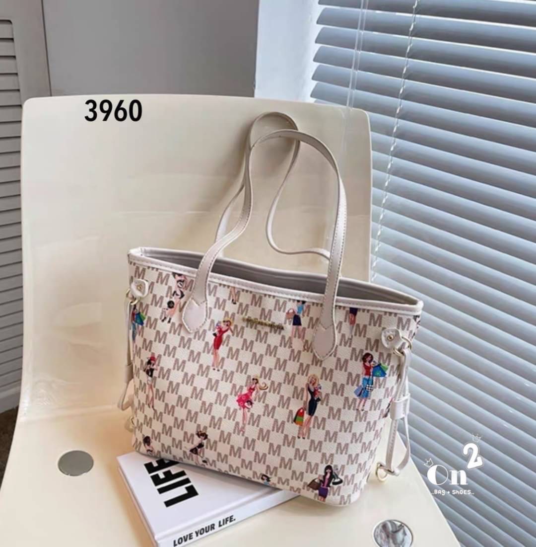 NEW-IN 🤎 Tote bag ทรงนี้จุได้เยอะมากๆค่า ใส่ I Pedได้นะคะ มาใหม่ ลายนี้หรู ดูแพงค่ะ แนะนำสุดๆค้า จุได้เยอะ