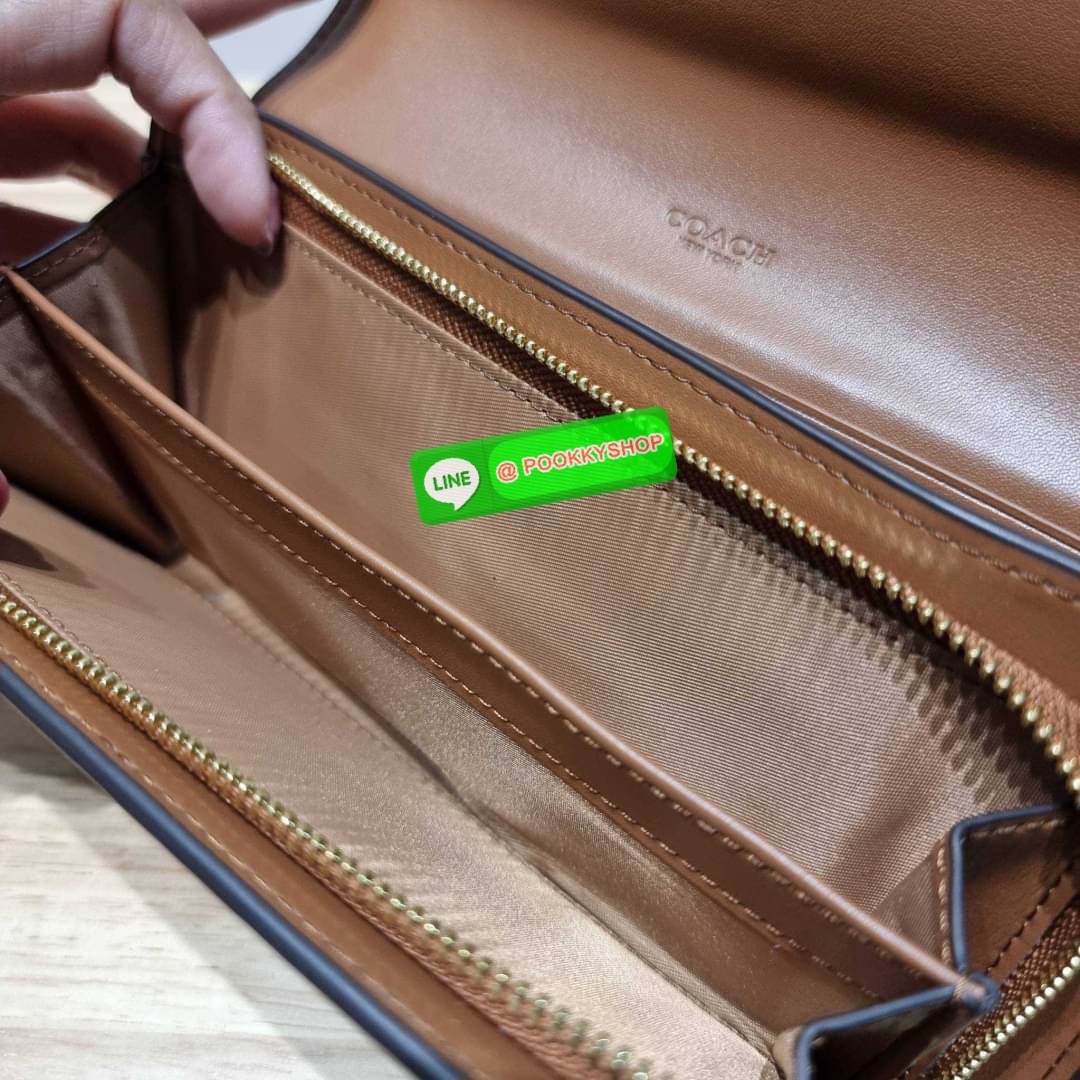 COACH F54022 SLIM ENVELOPE WALLET IN SIGNATURE กลับมาแล้วจ้า!! กระเป๋าสตางค์รุ่นขายดี 🔥 ทรงจดหมายรุ่นฝาพับ สวยคุณหนู หรูเกินราคา วัสดุหนังแคนวาสเคลือบลาย ภายในใส่มือถือได้ ใส่บัตรได้ มีช่องซิปแยกแบ่งเป็นสัดส่วน รุ่นนี้ใช้ยังไงก็ไม่มีเบื่อ สวยคลาสส