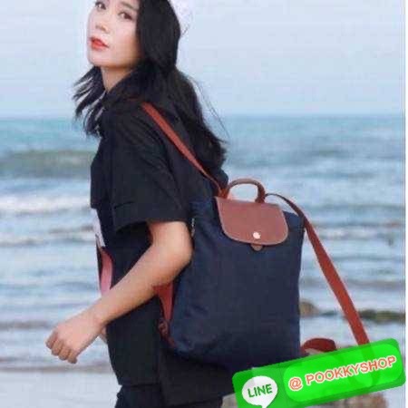 Longchamp le pliage original backpack 🔆 Details สวยคลาสสิคต้องไม่พลาด กับกระเป๋าสะพายทรงเป้ ขนาดกำลังดี น้ำหนักเบา ดีไซน์เรียบง่าย แต่ดูแพง ปากกระเป๋าออกแบบให้มีฝาปิดและซิปแน่นหนา สายสะพายสามารถปรับใช้ตามชอบ ภายในโล่งกว้าง จุของได้สบายๆ พกพาไปไหนก