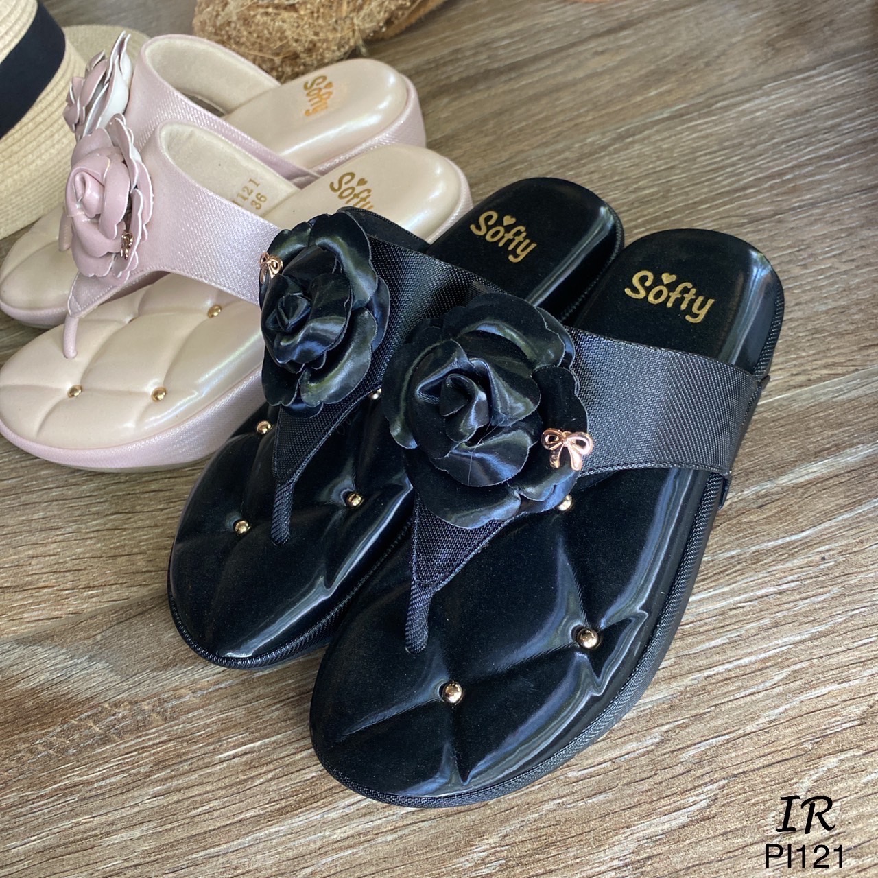 แบบขายดี!!! พร้อมส่ง รองเท้าโซฟา สไตล์ Shu Berry แบรนด์ดัง ผ้าวิ้งๆแต่งดอกกุหลาบด้านในซับนวมกำมะหยี่ พื้นฝังหมุดทองกลม ส้นหนา 1.5 นิ้ว พื้น Soft comfort งานhigh quality ได้ลองแล้วจะหลงรักเลยค่า