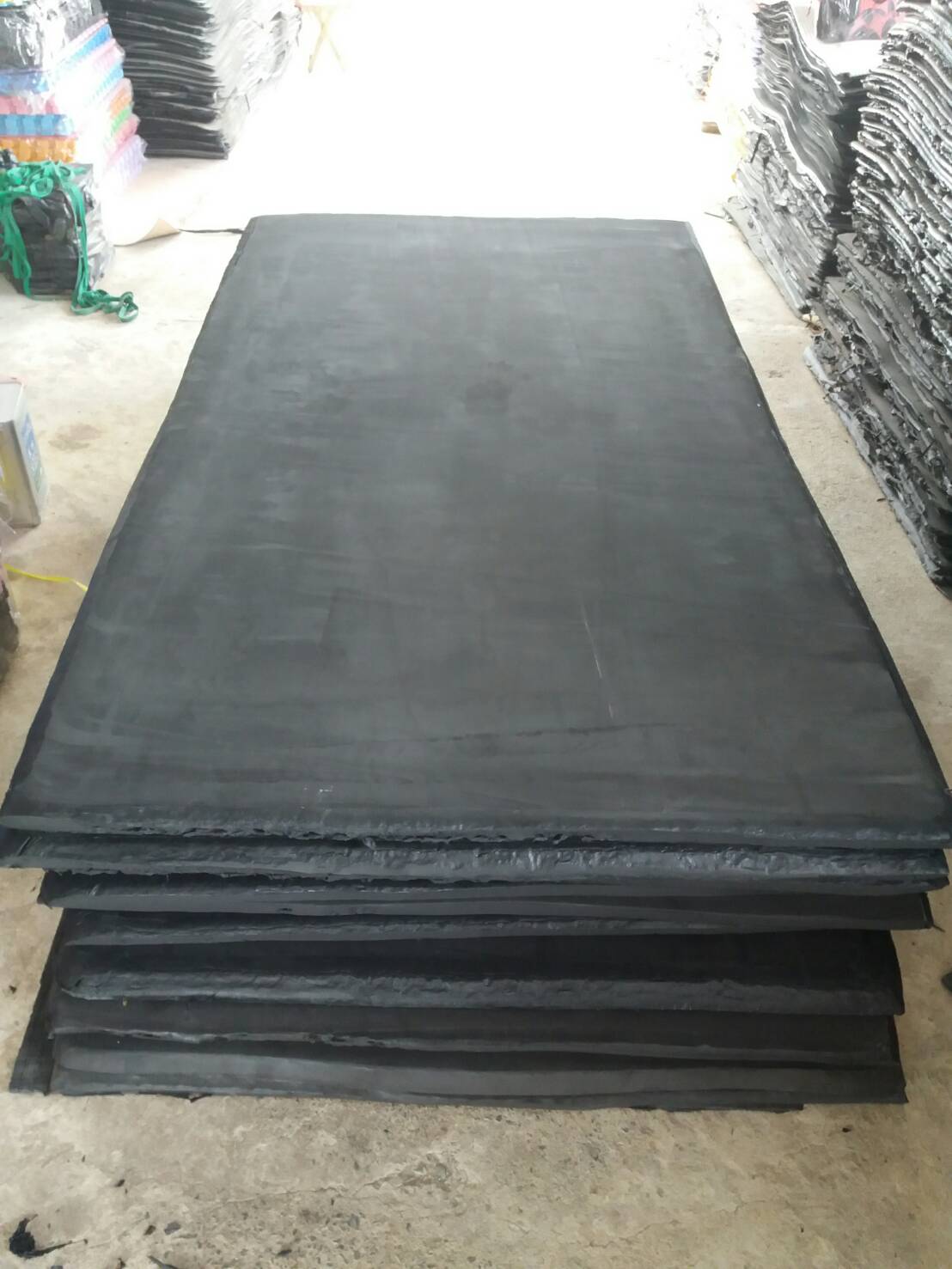 แผ่นยางกันกระแทกสีดำ ขนาด 130 x 240 ซม. หนา 50 มม.