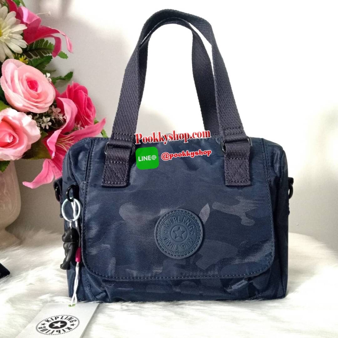 Kipling Brynne handbag & shoulder bag กระเป๋าถือหรือสะพายข้าง รุ่นใหม่จาก Kipling รูปทรงโค้งมนสวย พร้อมสายสะพายแบบคล้องแขนและสายสะพายยาว สามารถใช้งานได้ทั้ง 2 แบบ ด้านหน้ามีช่องใส่ของใช้จุกจิก ด้านในช่องโล่งกว้าง มีซิปข้างและช่องใส่ของแยกอีกฝั่ง เหมาะกับก