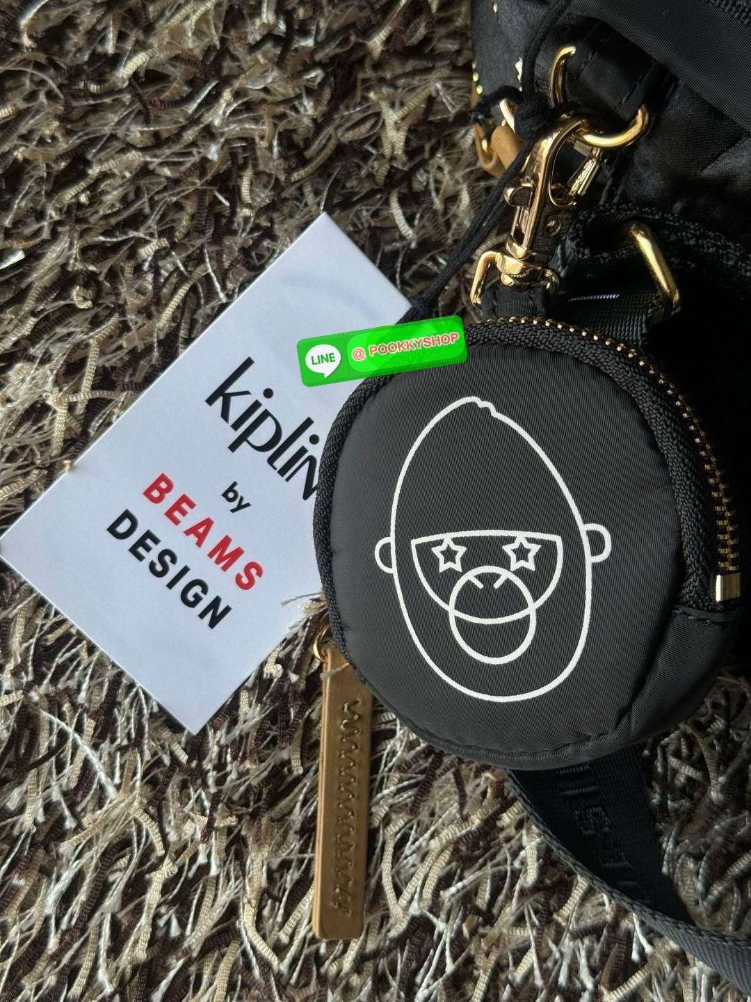 Kipling by BEAMS Design Abanu crossbody กระเป๋าสะพายไหล่ที่มีดีไซน์จากนักครีเอเตอร์ชื่อดังในประเทศญี่ปุ่น ทำให้ช่วยเพิ่มความโมเดิร์นไม่ตกเทรนด์ให้กับลุคเครื่องแต่งกายของคุณมากขึ้น ตัวกระเป๋ามีขนาดเล็กกะทัดรัดแต่สามารถใส่ของที่จำเป็นได้ ไม่ว่าจะเป็นโทรศัพท