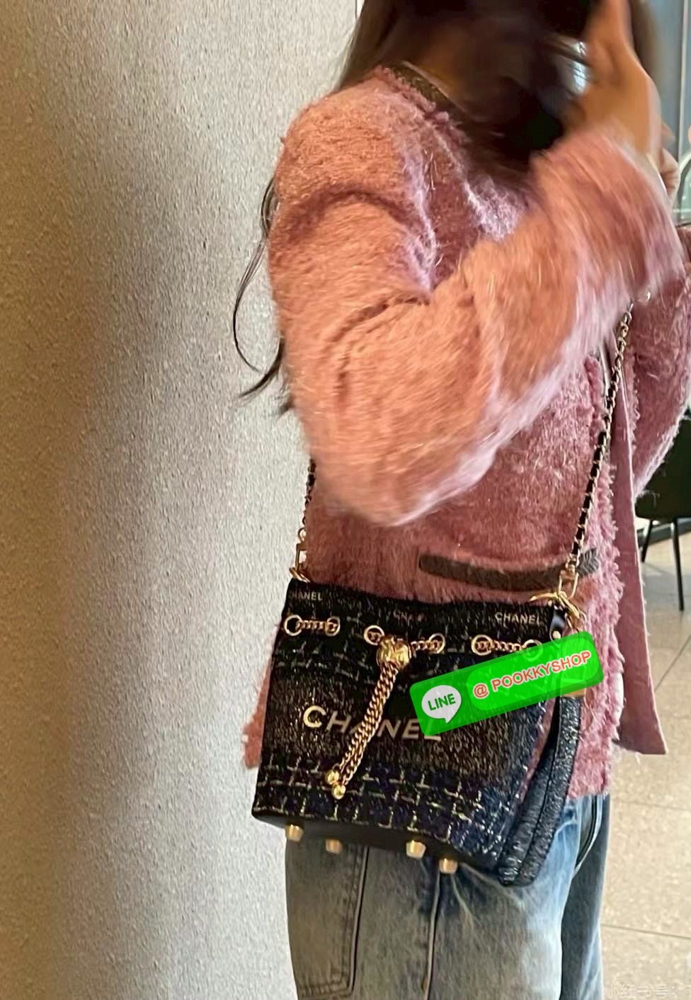 NEW NEW NEW **สินค้าเข้าใหม่** รุ่นนี้บอกเลยว่าสวยทุกอนุ หิ้วไปไหนมาไหนคือเริ่ดไปเลยค่าา CHANEL BUCKET TWEED WITH CHAIN BAG ((Premium gift make up ตปท.)) มีป้ายNot for sale 🔖พร้อมส่งค่าสาวๆ รอบนี้ได้มาไม่เยอะ! กับกระเป๋าขนาดกลางกำลังดี วัสดุผ้าTwe